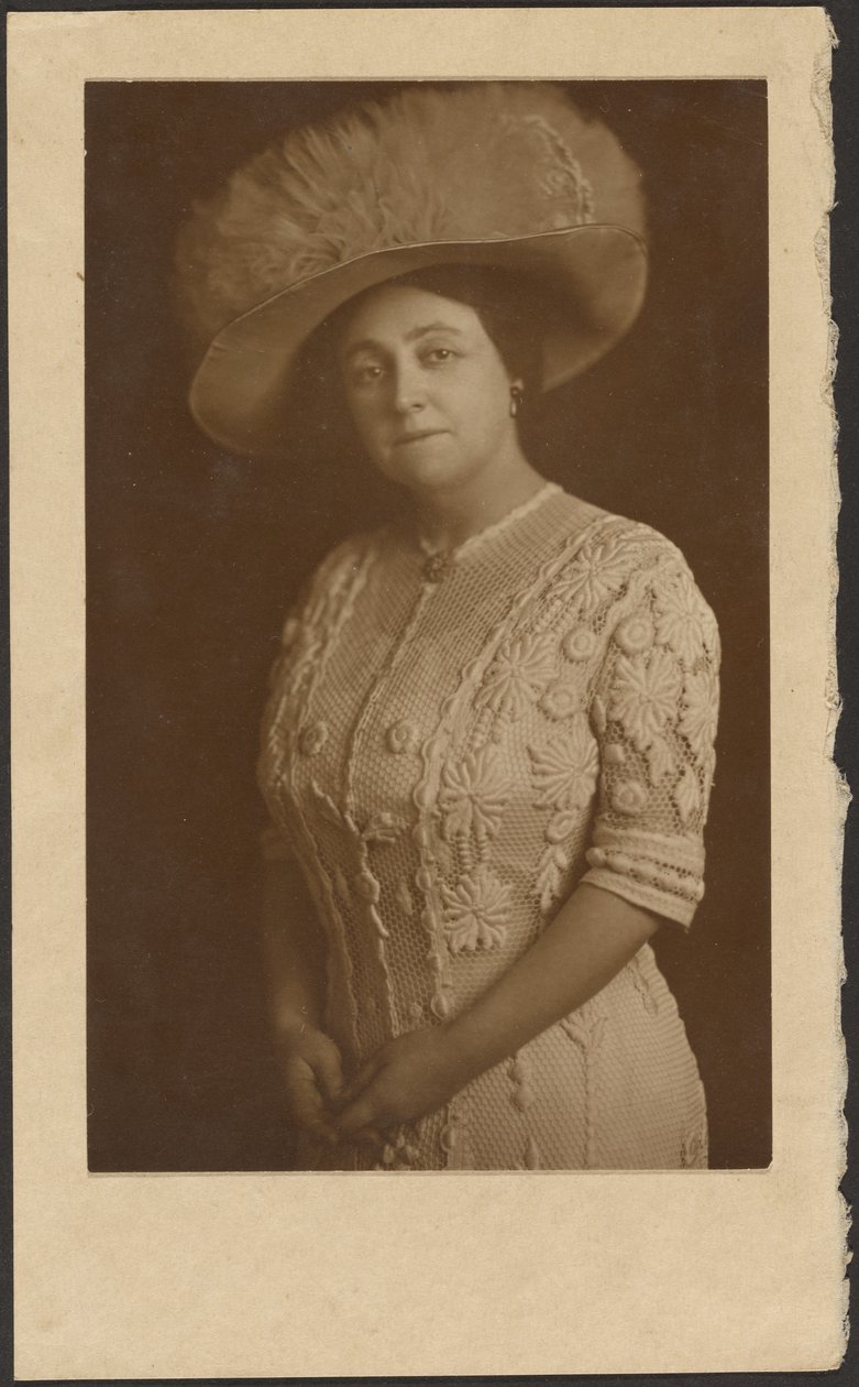 [Ritratto di donna con elaborato cappello di tulle]. da Louis Fleckenstein