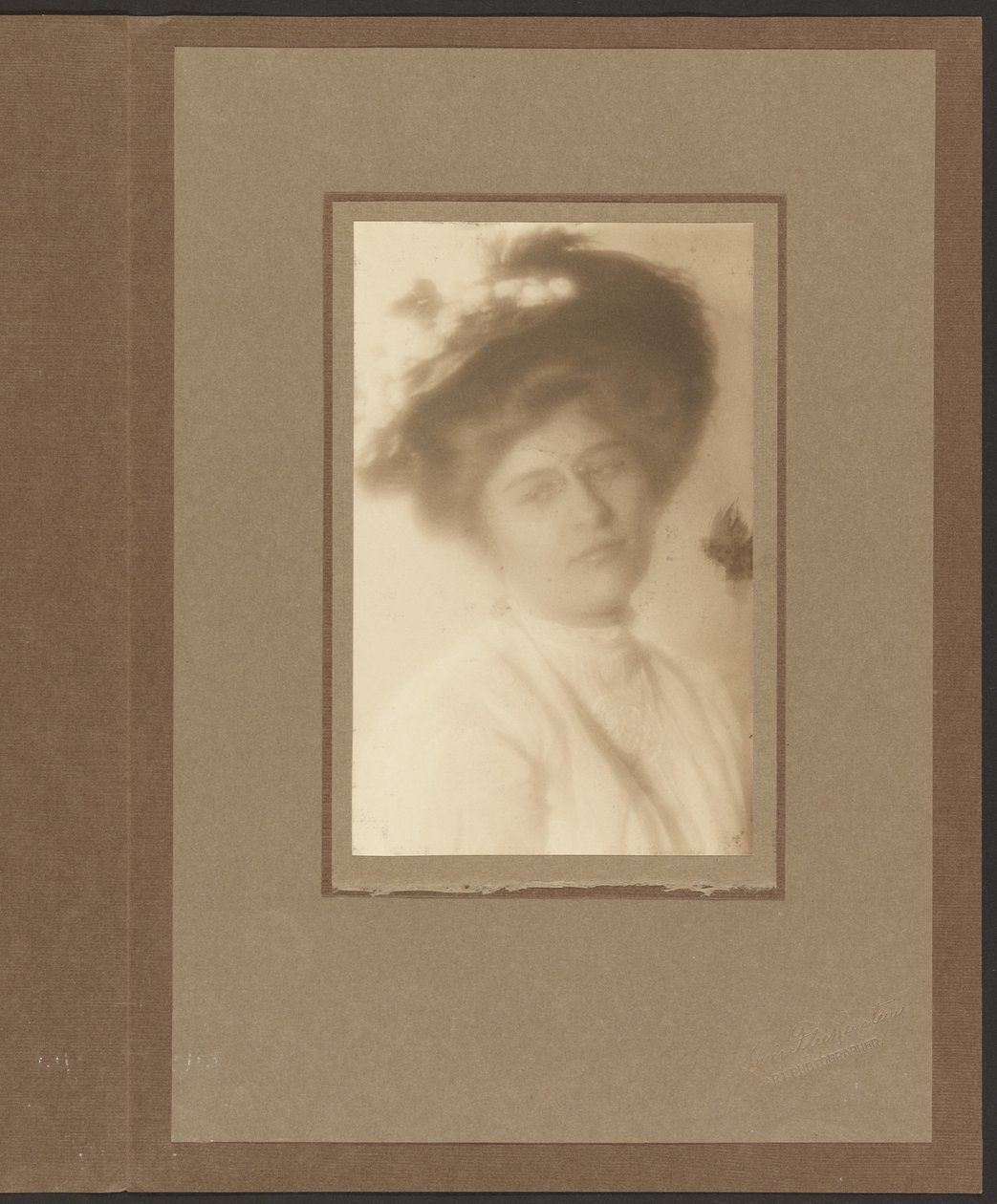 [Ritratto di una donna con un cappello a fiori] da Louis Fleckenstein