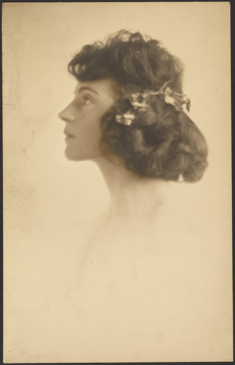 [Ritratto di una donna con una ghirlanda di fiori] da Louis Fleckenstein