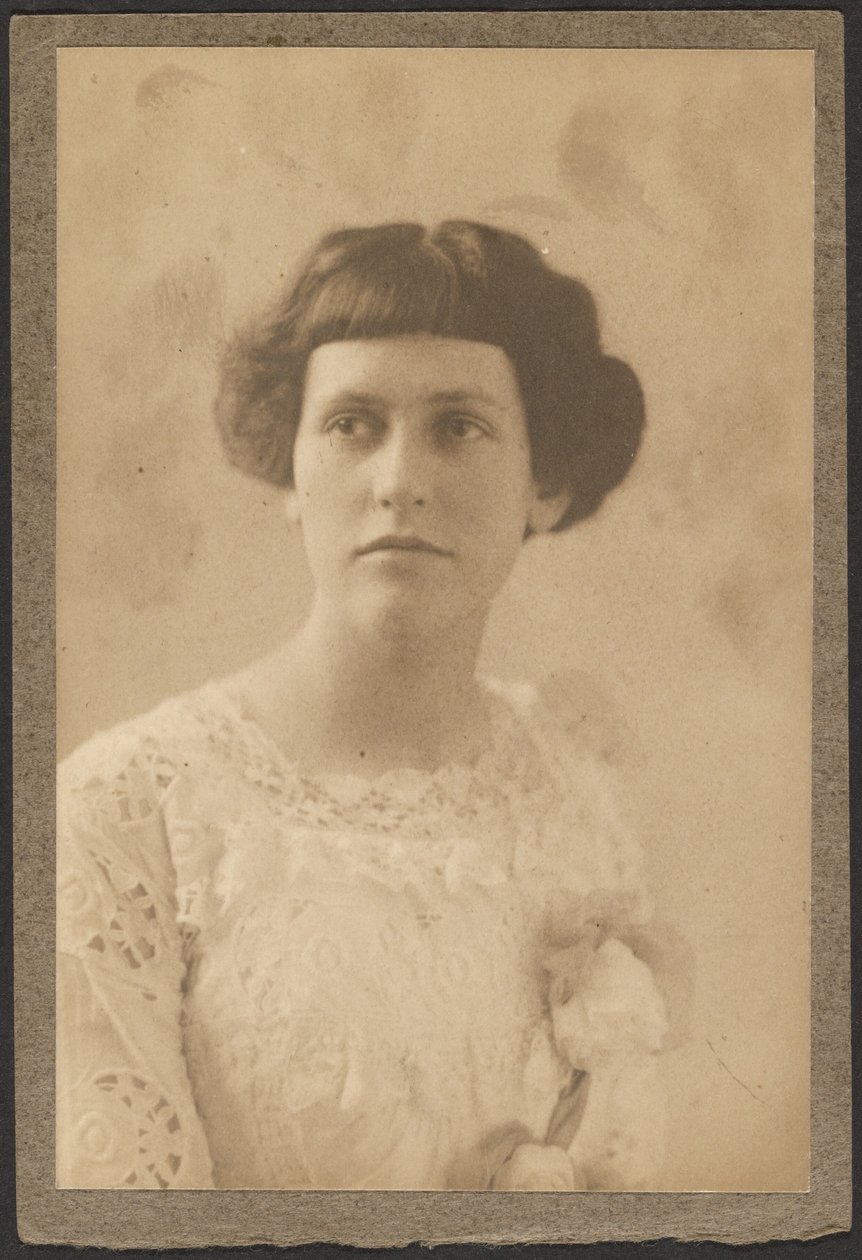 [Ritratto di donna con fiori sul vestito] da Louis Fleckenstein
