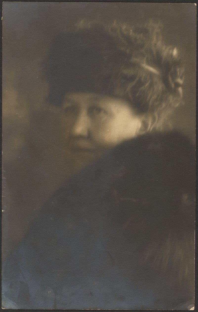 [Ritratto di donna con stola di pelliccia] da Louis Fleckenstein