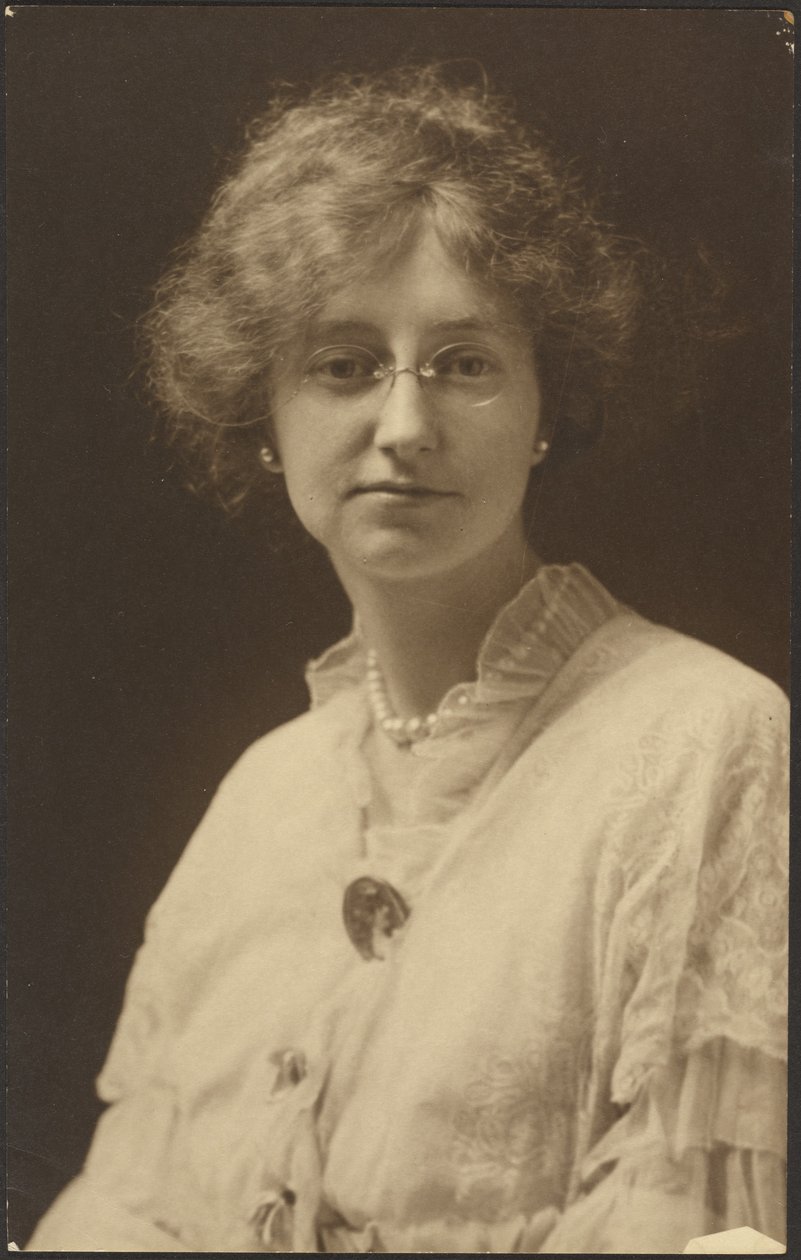 [Ritratto di donna con occhiali e perle] da Louis Fleckenstein