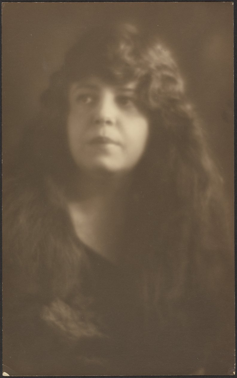 [Ritratto di una donna con i capelli sciolti] da Louis Fleckenstein