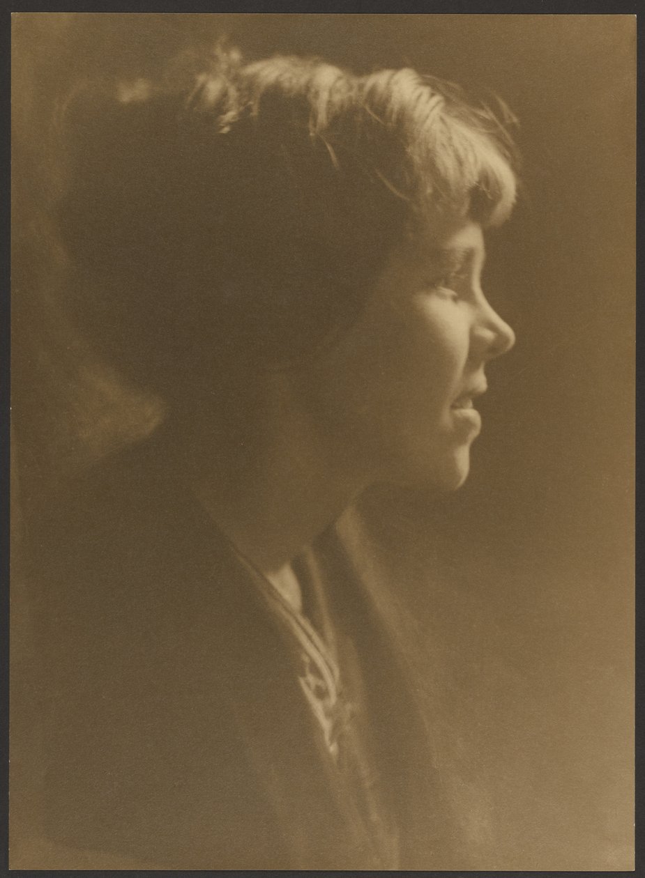 [Ritratto di donna con i capelli raccolti in una crocchia]. da Louis Fleckenstein
