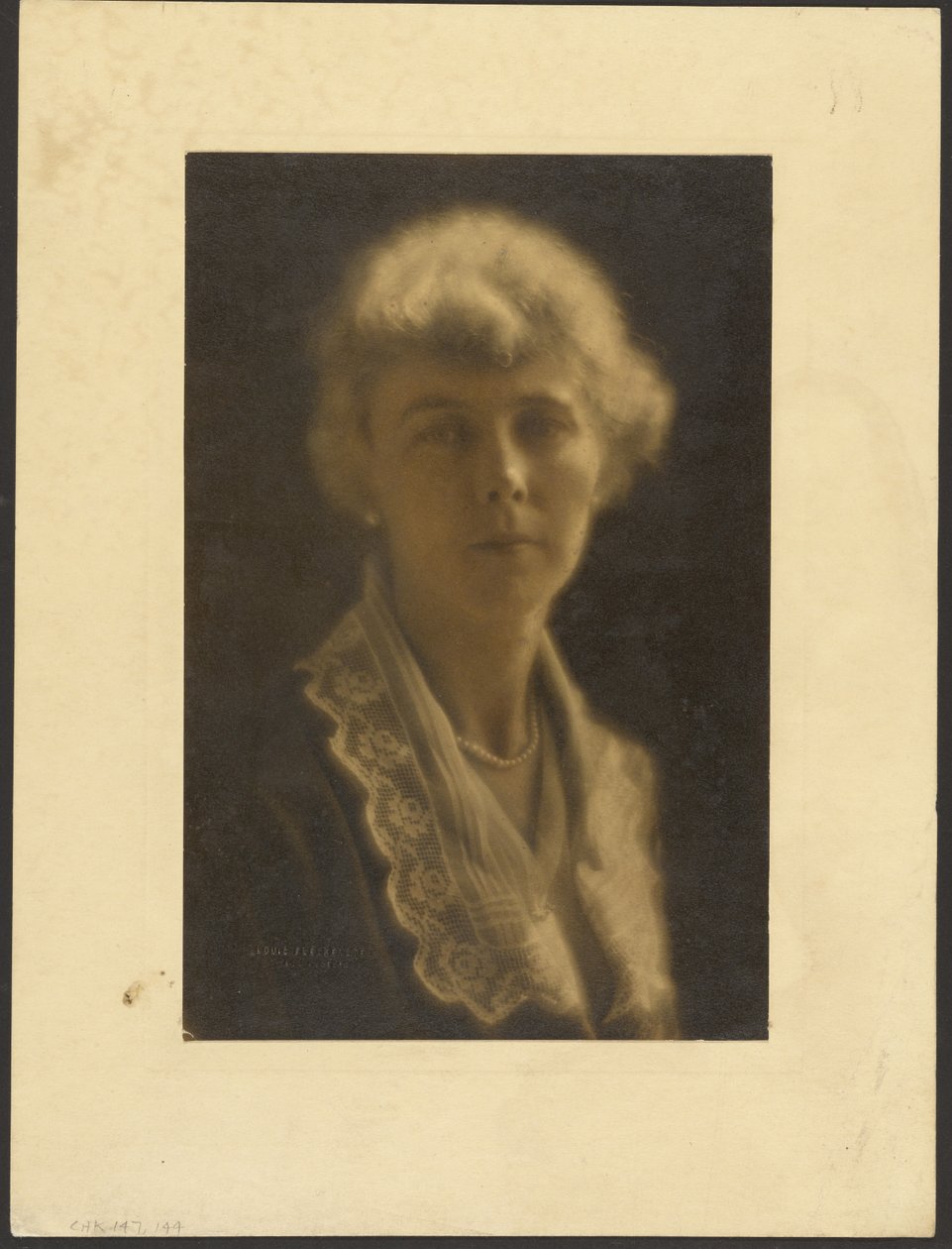 [Ritratto di una donna con colletto di pizzo e perle] da Louis Fleckenstein