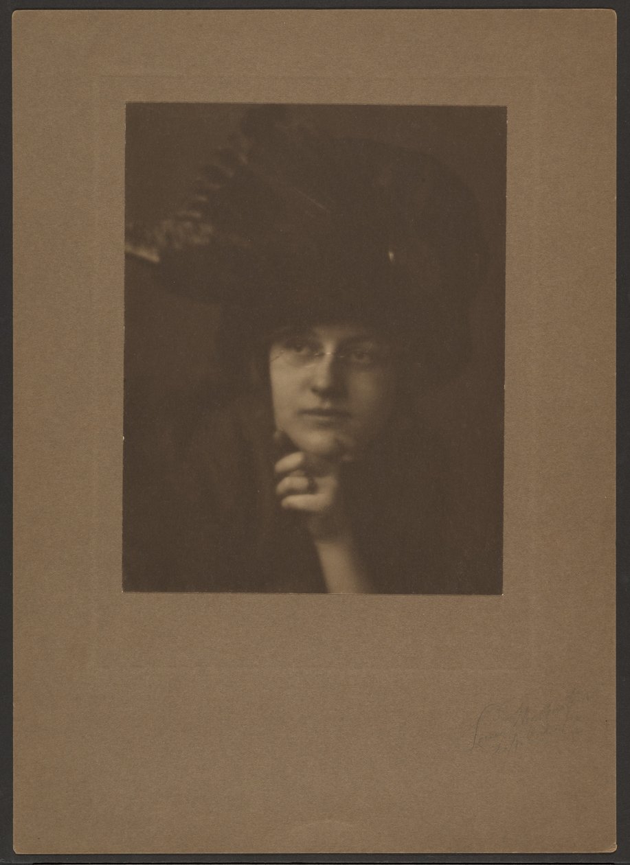 [Ritratto di una donna con un cappello grande e gli occhiali] da Louis Fleckenstein