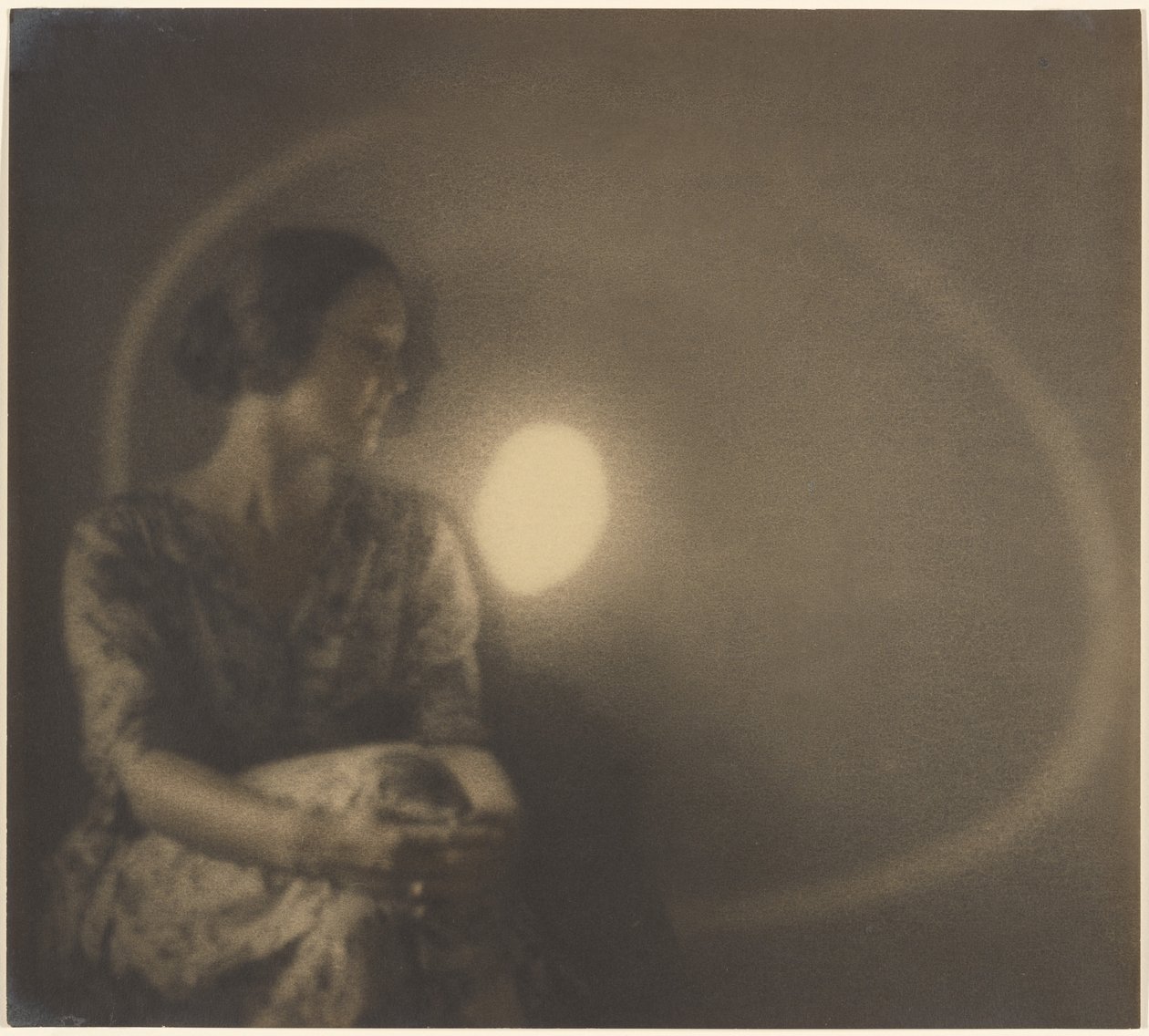 [Ritratto di una donna con lampo di luce e anello] da Louis Fleckenstein