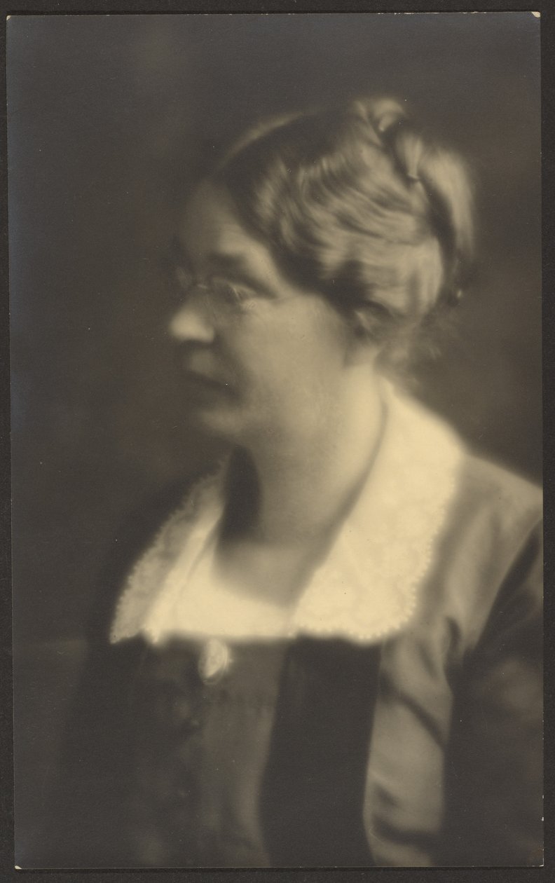 [Ritratto di donna con libro aperto (ritagliato)]. da Louis Fleckenstein