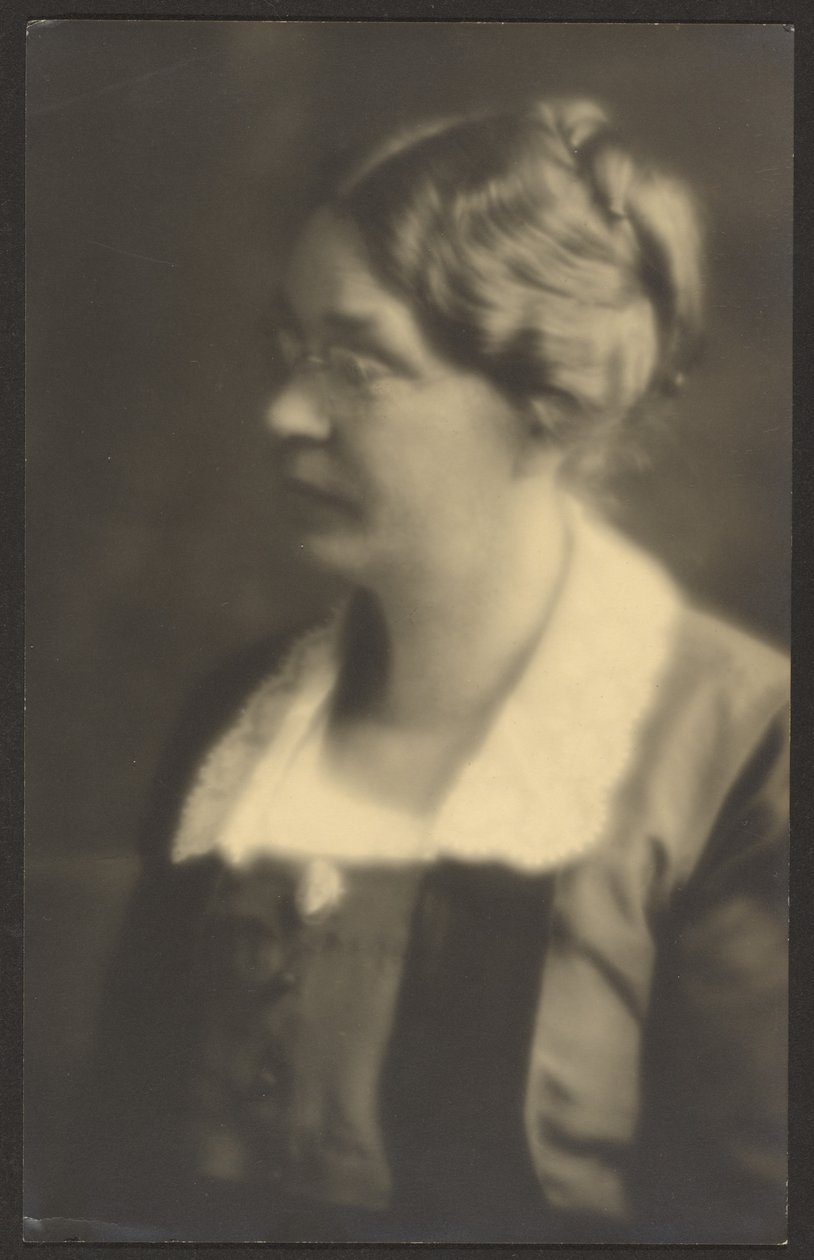 [Ritratto di una donna con un libro aperto (ritagliato)] da Louis Fleckenstein