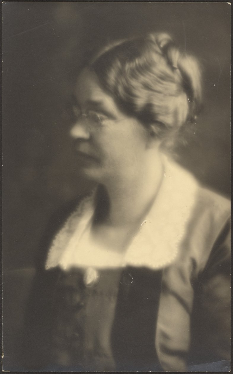 [Ritratto di donna con libro aperto (ritagliato)] da Louis Fleckenstein