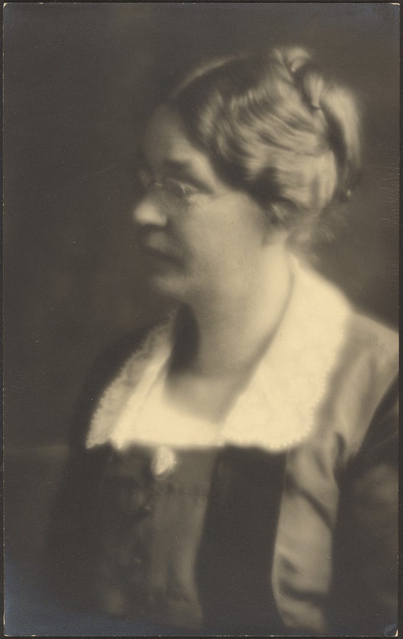 Ritratto di donna con libro aperto (ritagliato) da Louis Fleckenstein