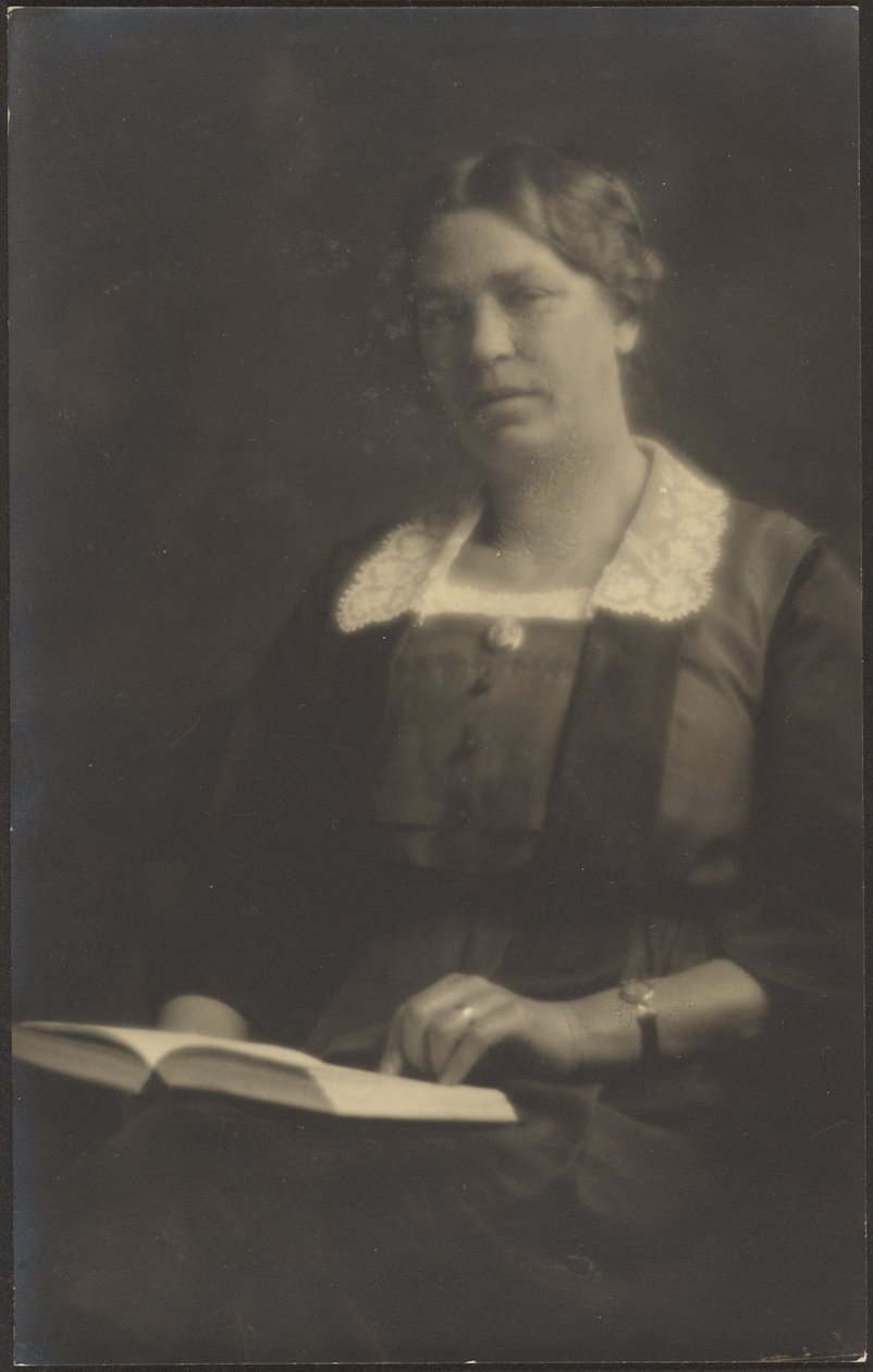 [Ritratto di una donna con un libro aperto] da Louis Fleckenstein