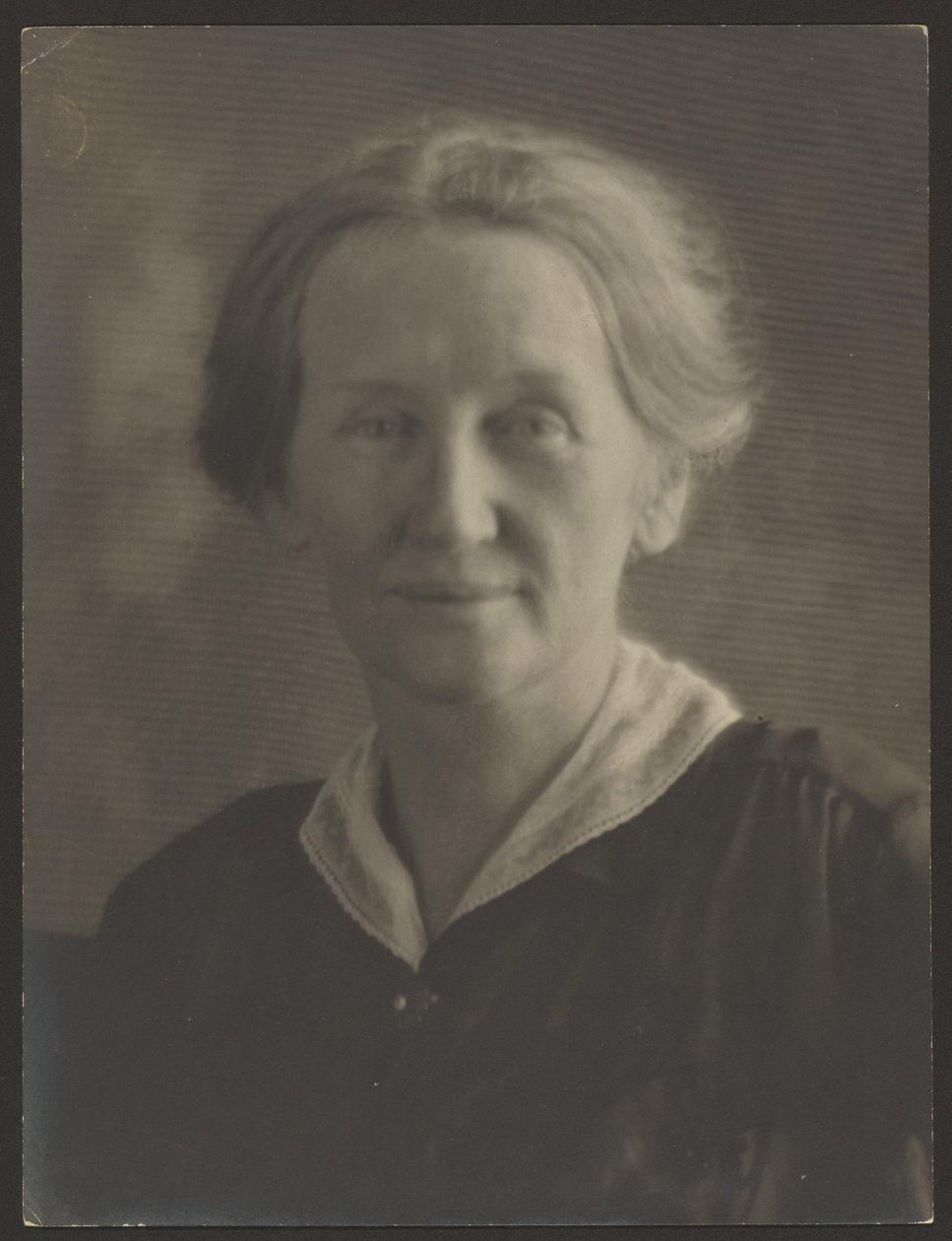 [Ritratto di una donna con una spilla di perle] da Louis Fleckenstein