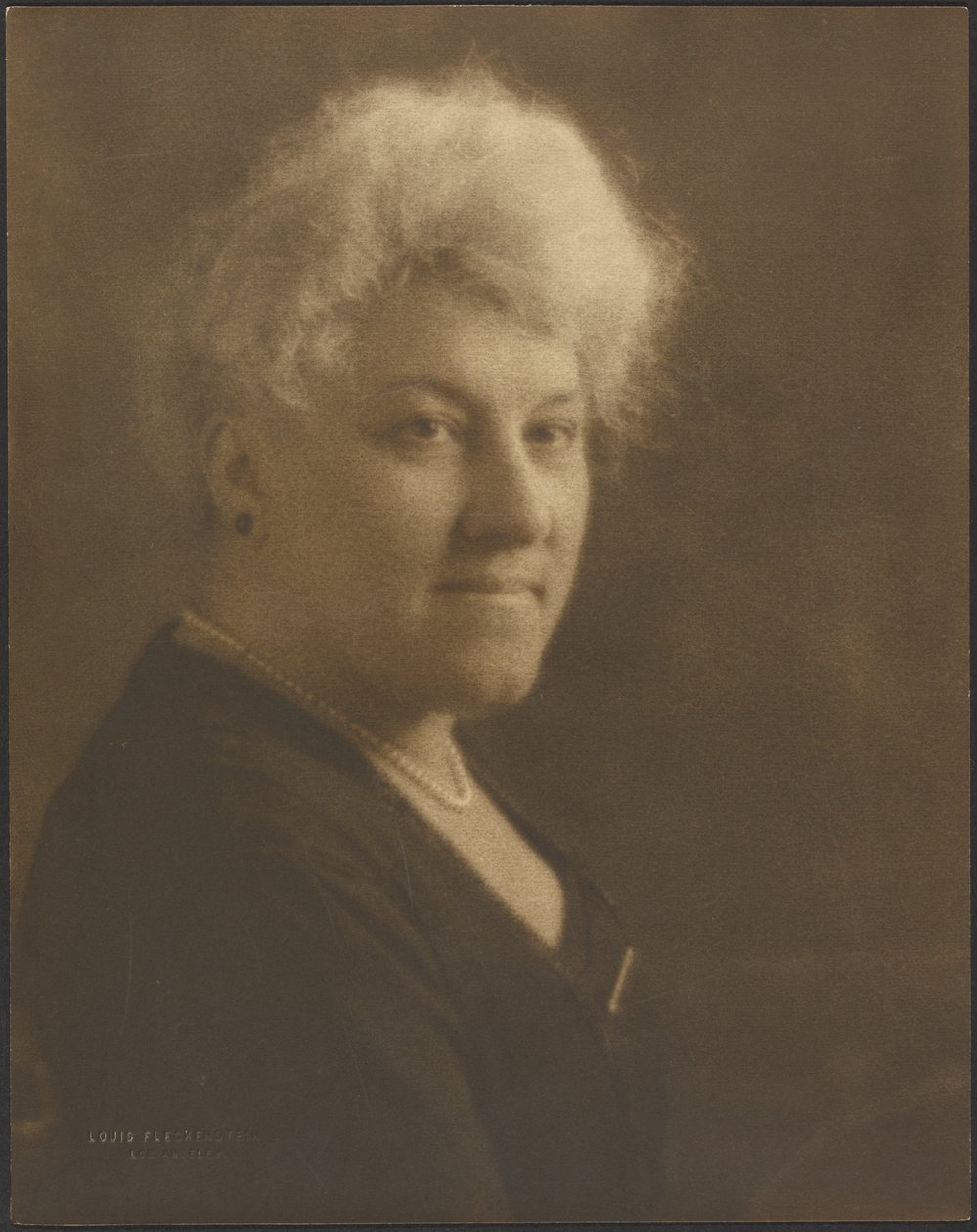 [Ritratto di una donna con perle e spilla a barra] da Louis Fleckenstein