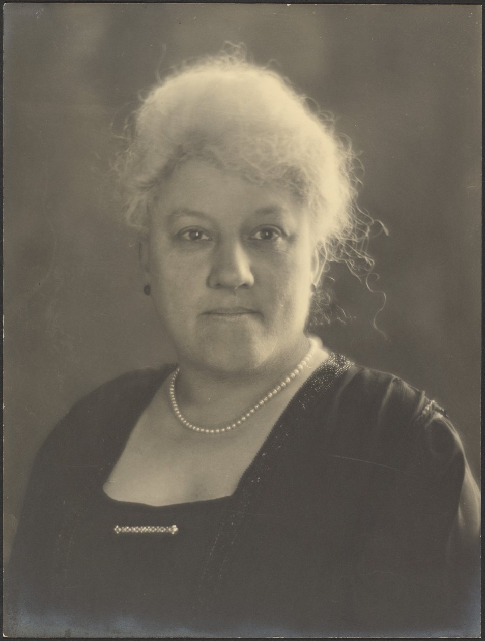 [Ritratto di una donna con perle e spilla a barra] da Louis Fleckenstein