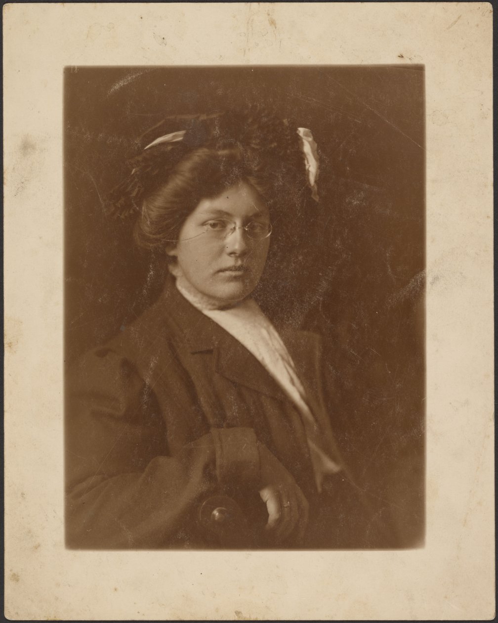 [Ritratto di donna con pince-nez] da Louis Fleckenstein
