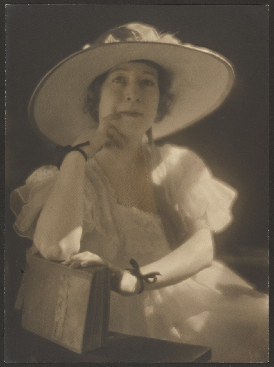 [Ritratto di una donna con dei nastri ai polsi] da Louis Fleckenstein