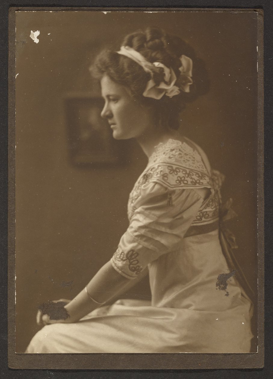 [Ritratto di una donna con dei nastri tra i capelli] da Louis Fleckenstein