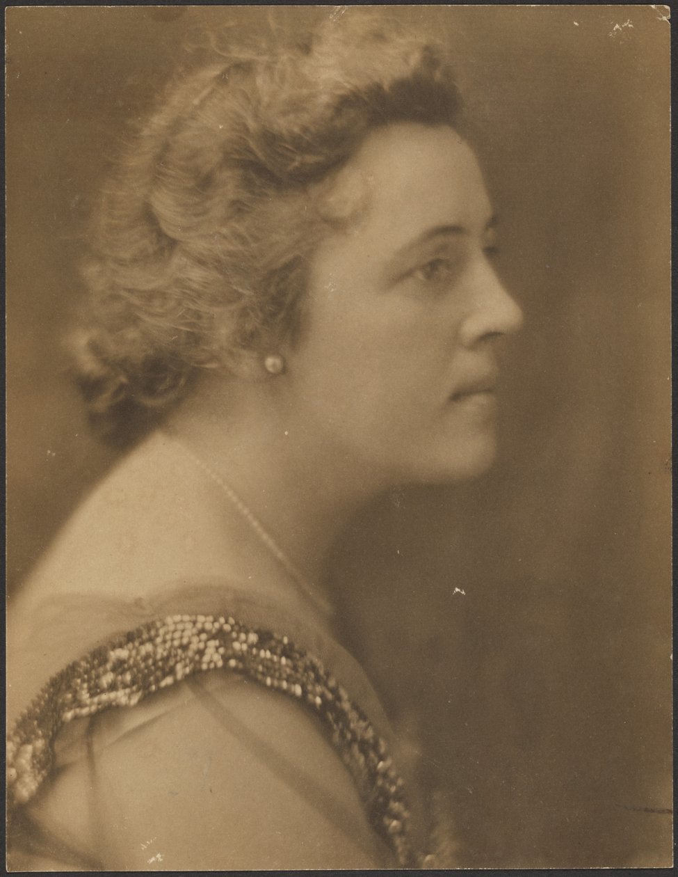 [Ritratto di una donna con colletto di paillettes] da Louis Fleckenstein