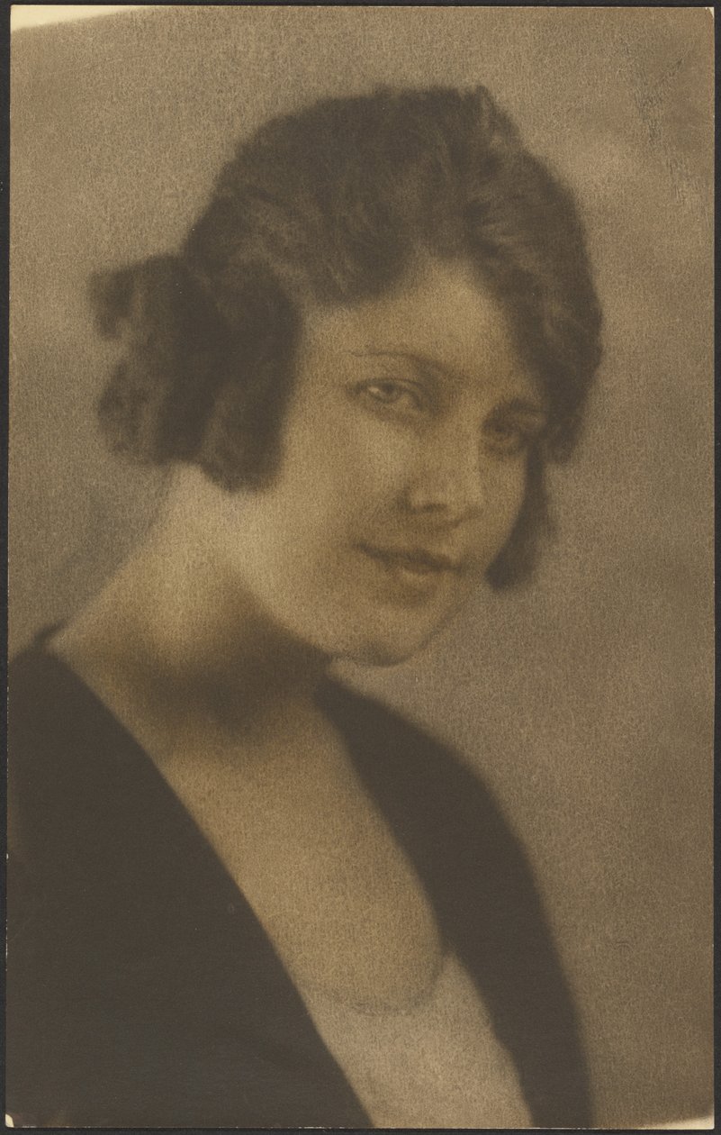 [Ritratto di una donna con i capelli corti] da Louis Fleckenstein