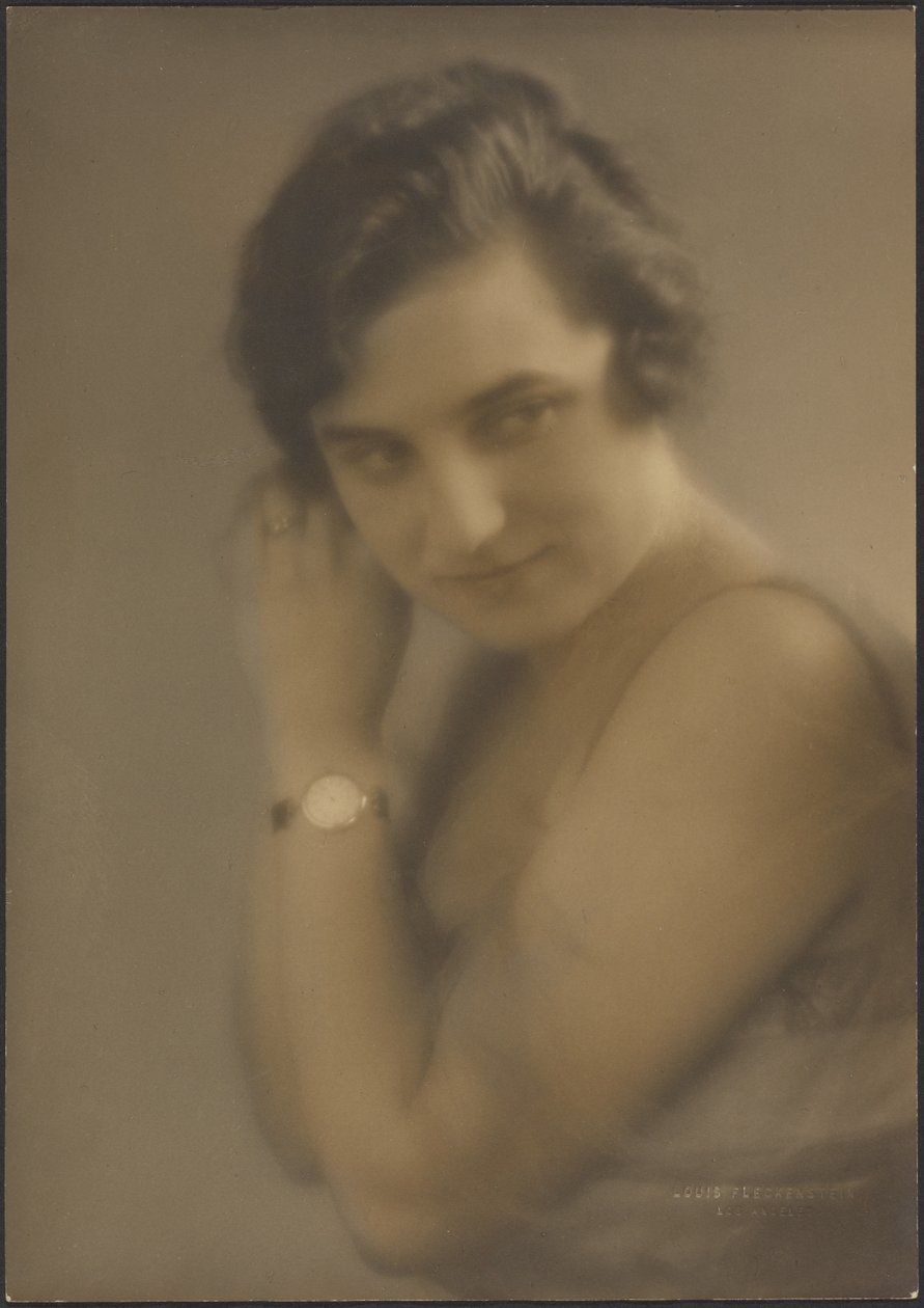 [Ritratto di una donna con un orologio] da Louis Fleckenstein