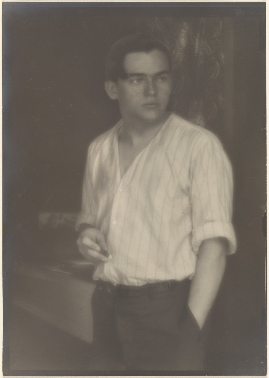 [Ritratto di un giovane con camicia a righe e sigaretta] da Louis Fleckenstein