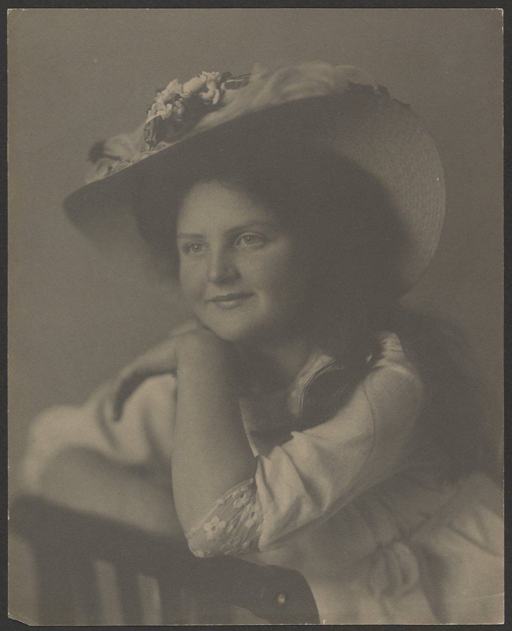[Ritratto di una giovane donna appoggiata a una sedia] da Louis Fleckenstein