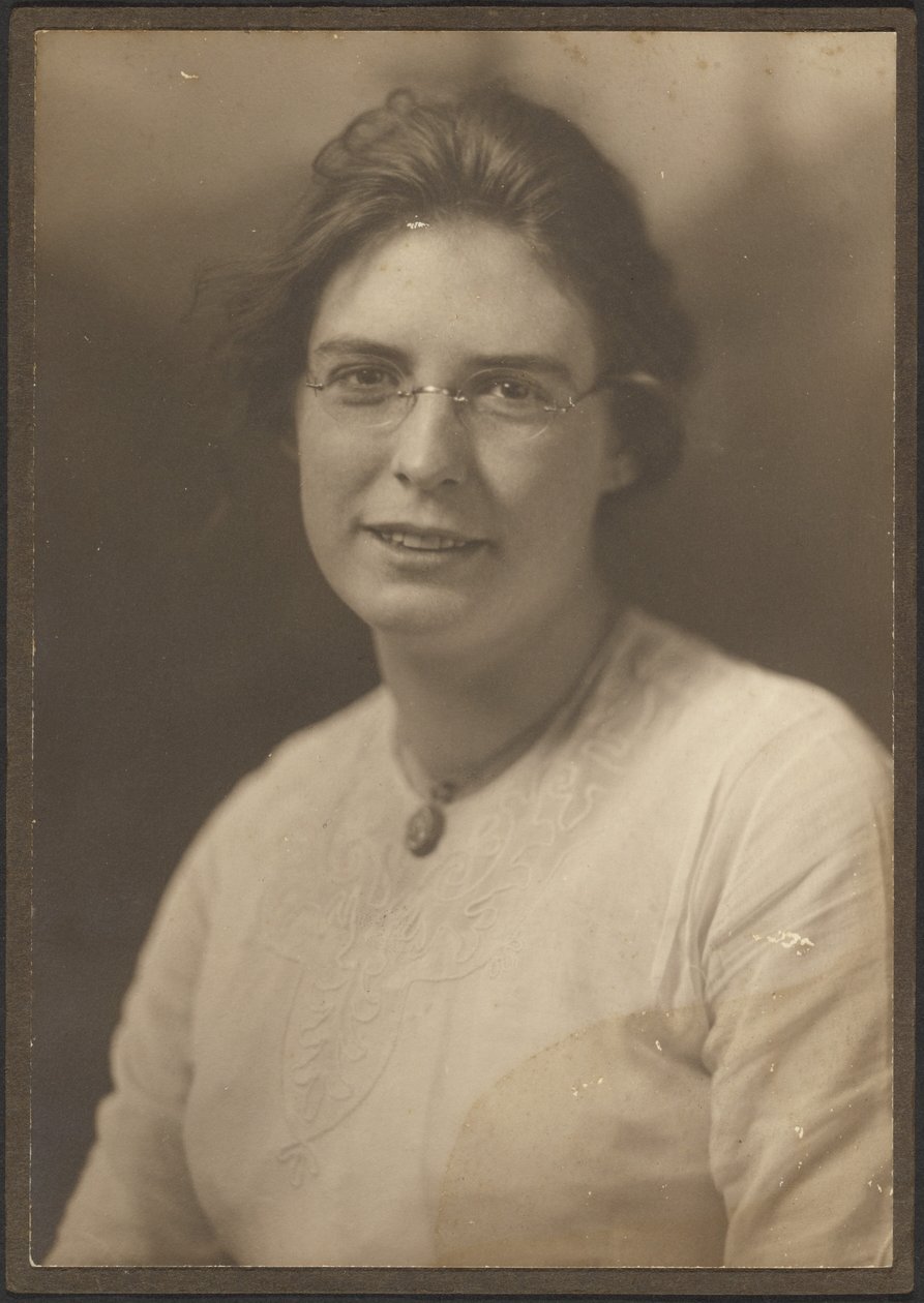 [Ritratto di una giovane donna con gli occhiali] da Louis Fleckenstein
