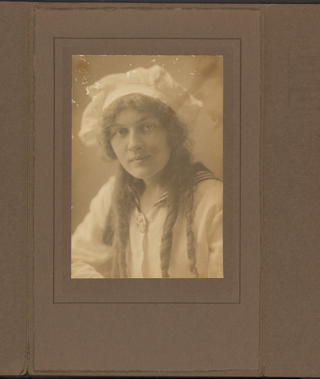 [Ritratto di giovane donna in tenuta da marinaio]. da Louis Fleckenstein