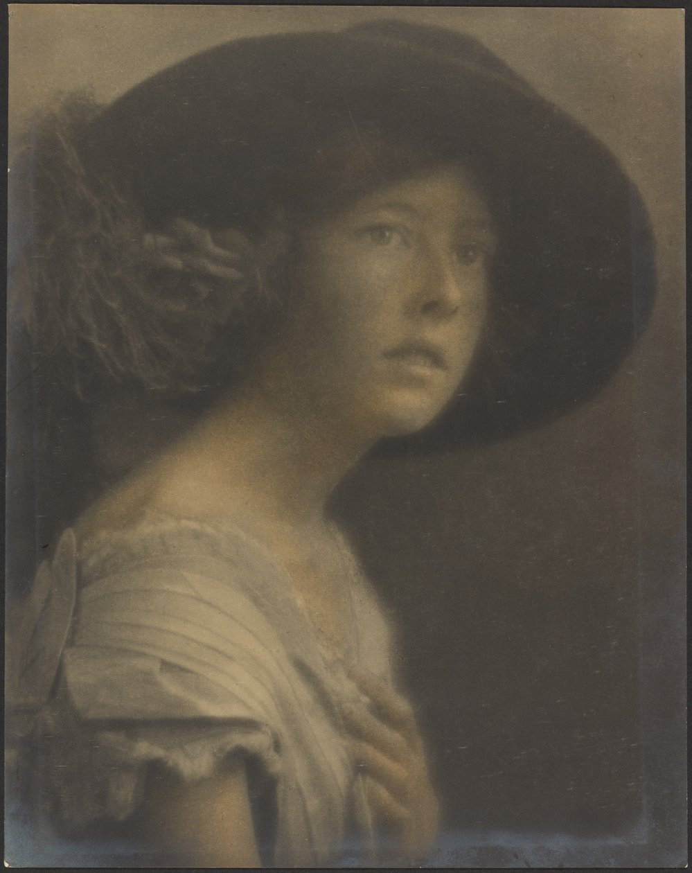 [Ritratto di giovane donna con cappello nero] da Louis Fleckenstein