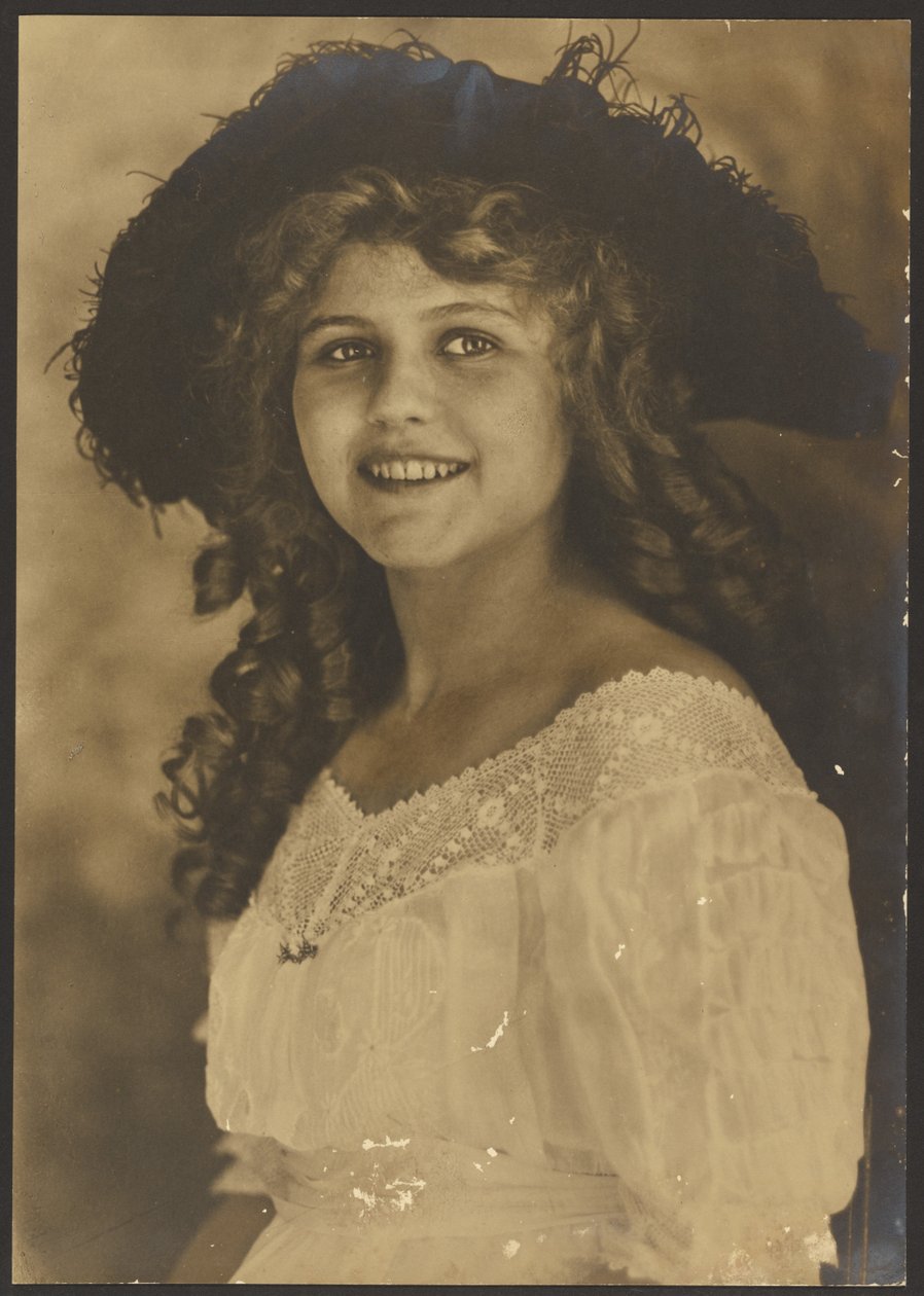 [Ritratto di giovane donna con riccioli a cavatappi]. da Louis Fleckenstein