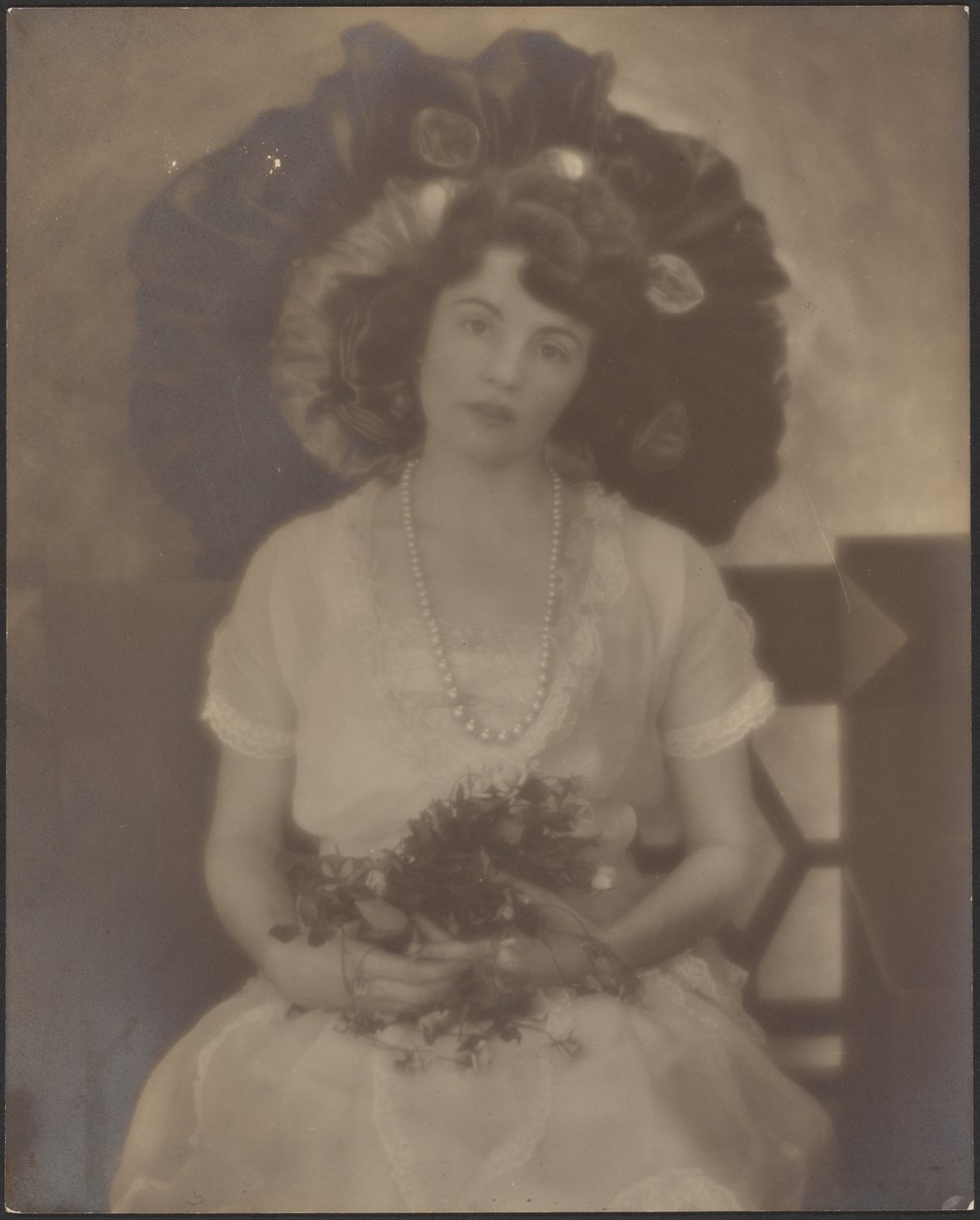 [Ritratto di una giovane donna con fiori in grembo] da Louis Fleckenstein