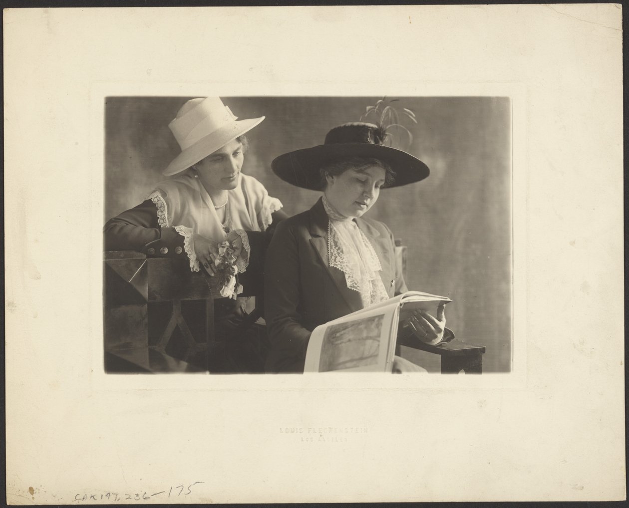 [Ritratto di due donne con libro] da Louis Fleckenstein