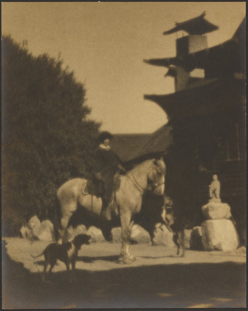 [Ruth Comfort Mitchell davanti alla sua casa, la Yung See San Fong House, a Los Gatos] da Louis Fleckenstein