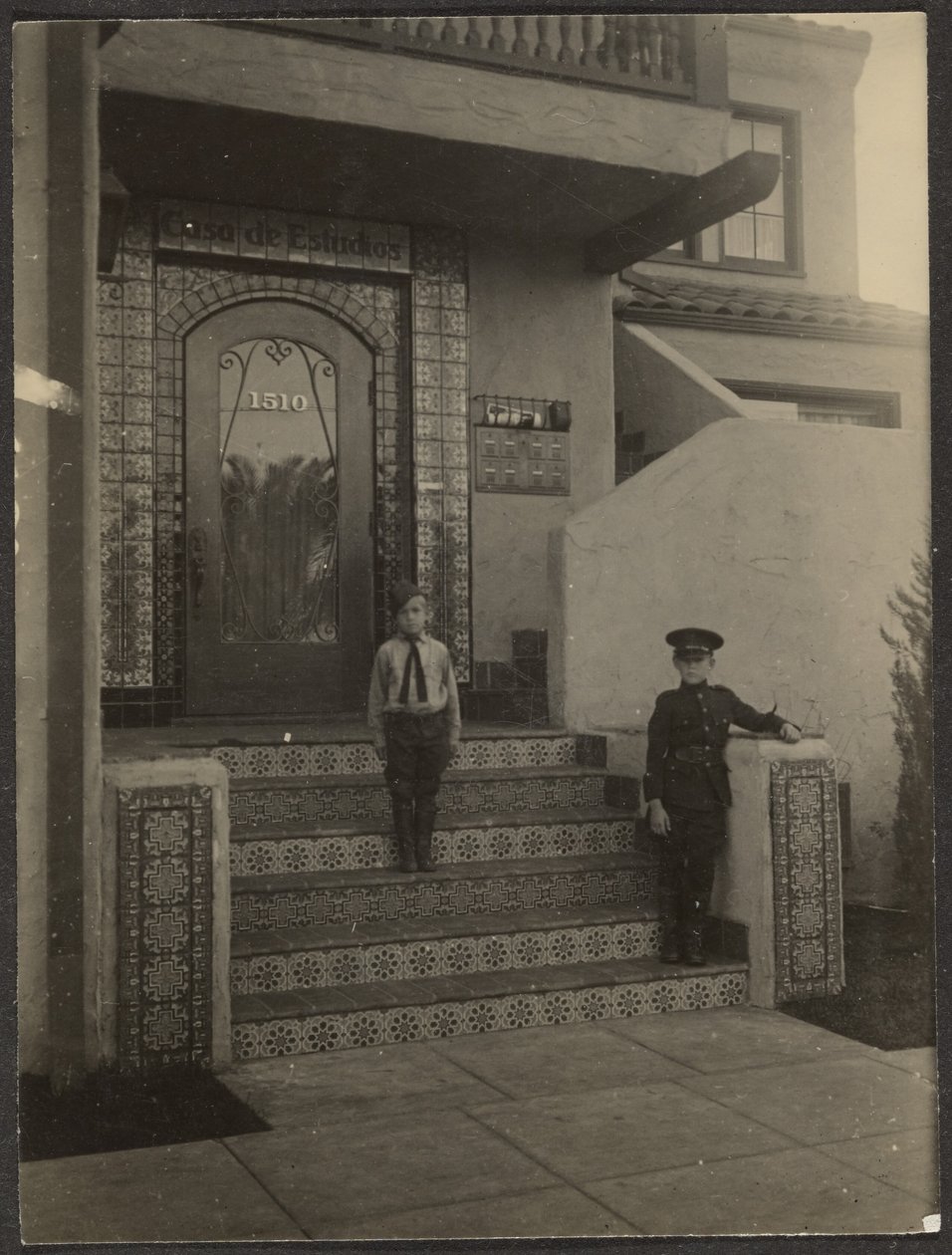 [Due ragazzi davanti allo studio di Fleckenstein a Long Beach] da Louis Fleckenstein