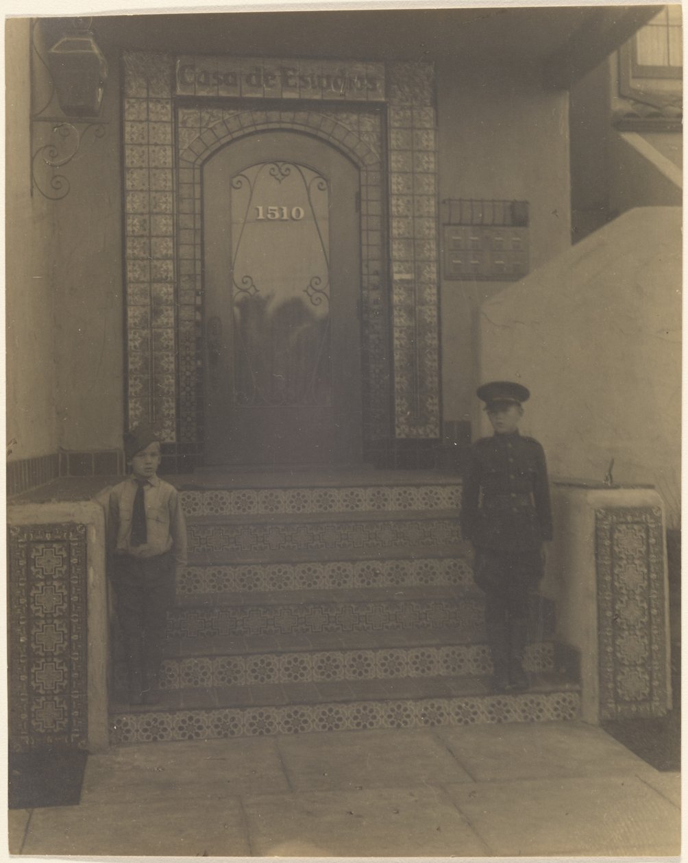 [Due ragazzi davanti allo studio di Fleckenstein a Long Beach, CA]. da Louis Fleckenstein