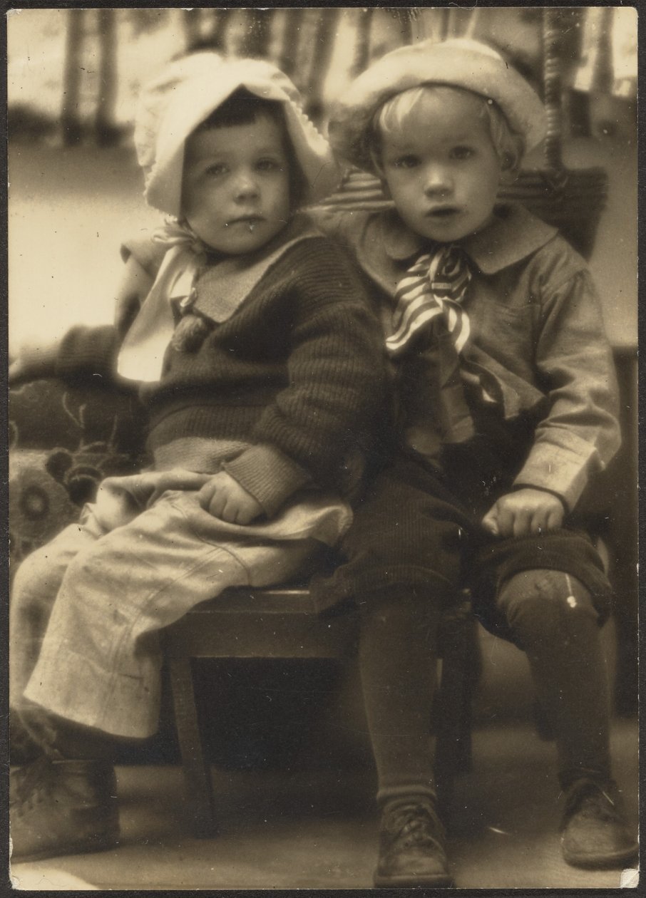 [Due bambini che condividono una sedia] da Louis Fleckenstein