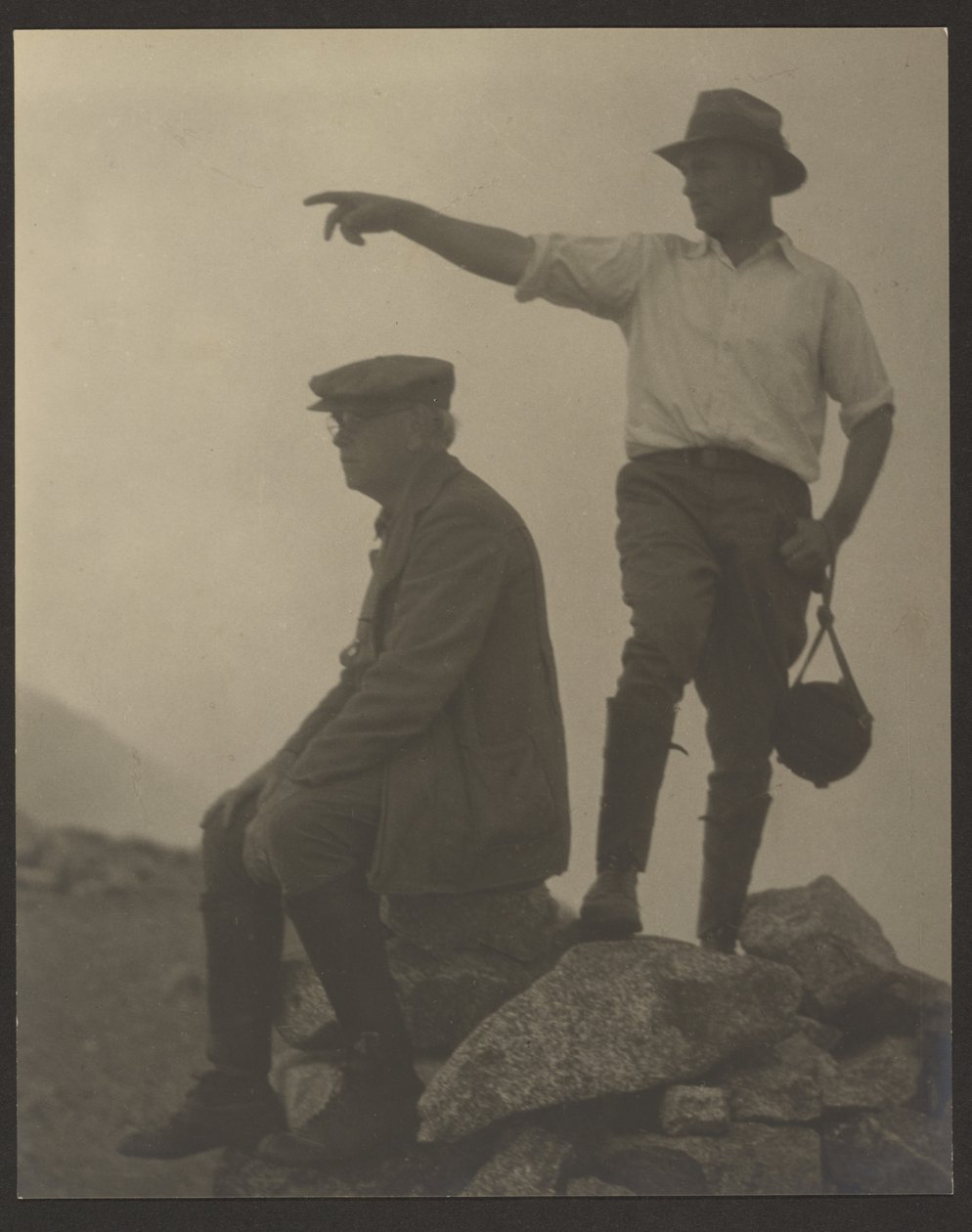 [Due uomini che guardano a sinistra, Old Baldy Peak] da Louis Fleckenstein