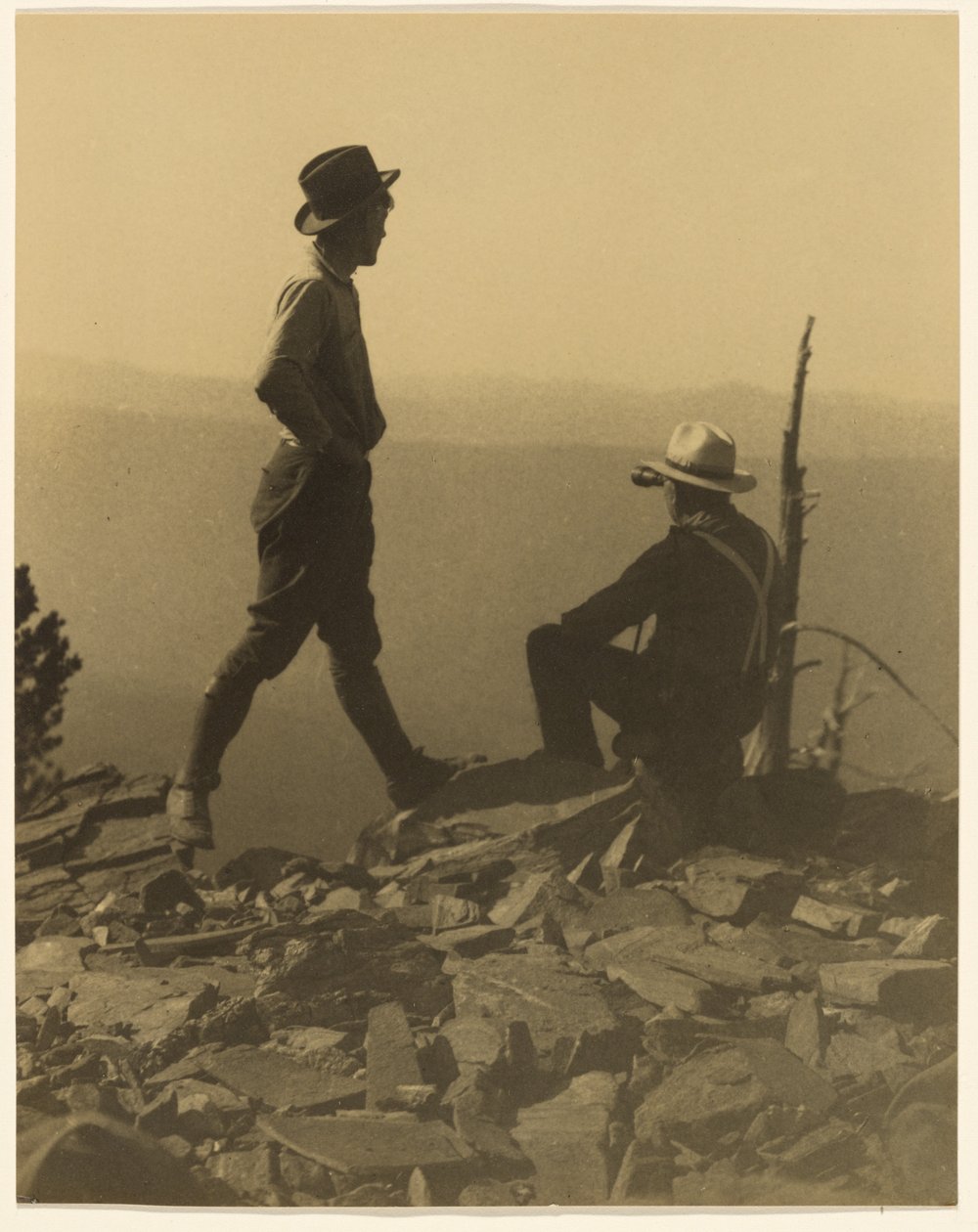 [Due uomini che guardano in lontananza (probabilmente il picco Old Baldy)] da Louis Fleckenstein
