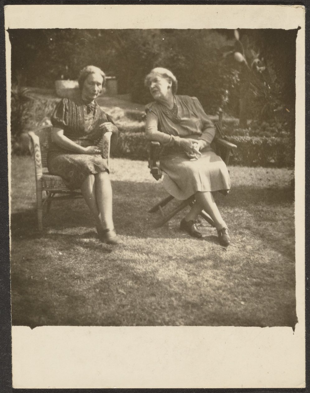 [Due donne sedute su sedie da giardino] da Louis Fleckenstein