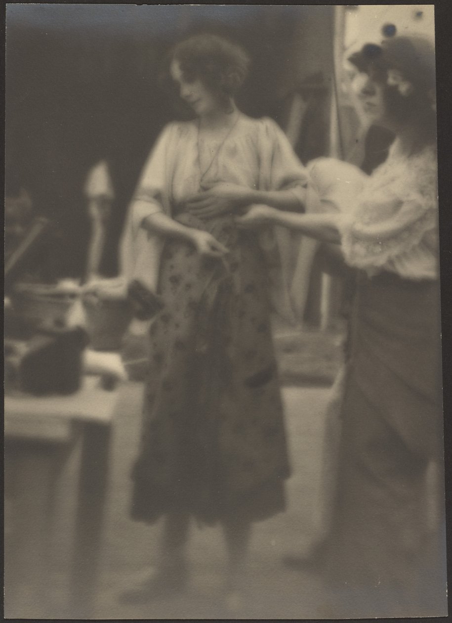 [Due donne in piedi nello studio] da Louis Fleckenstein