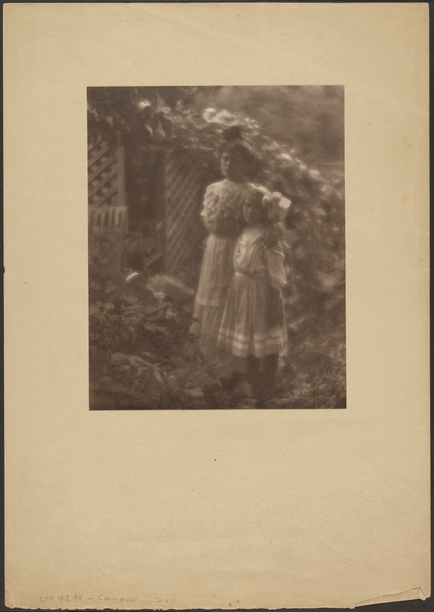 [Due ragazzine in piedi in un giardino] da Louis Fleckenstein