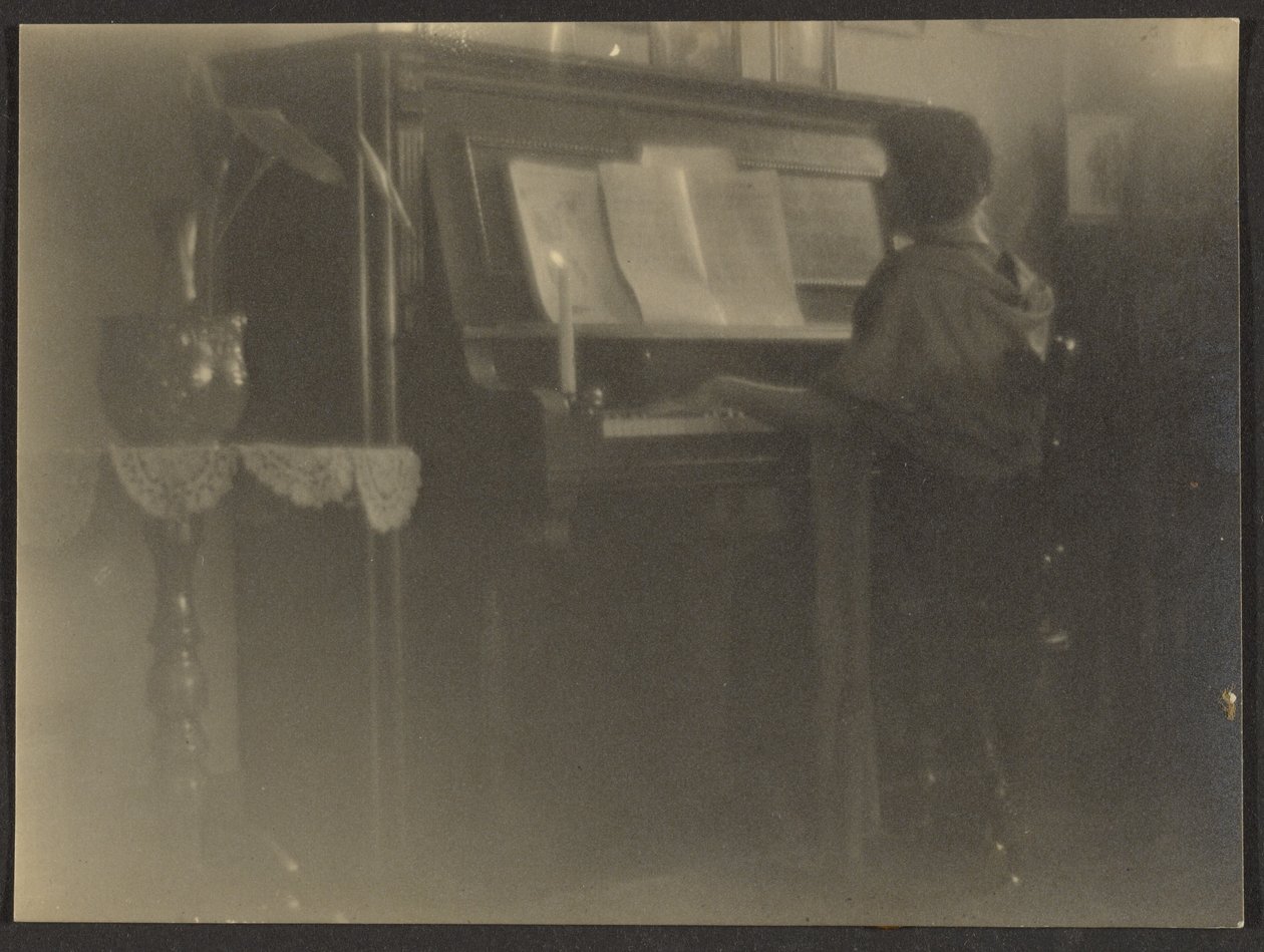 [Donna che suona il pianoforte] da Louis Fleckenstein