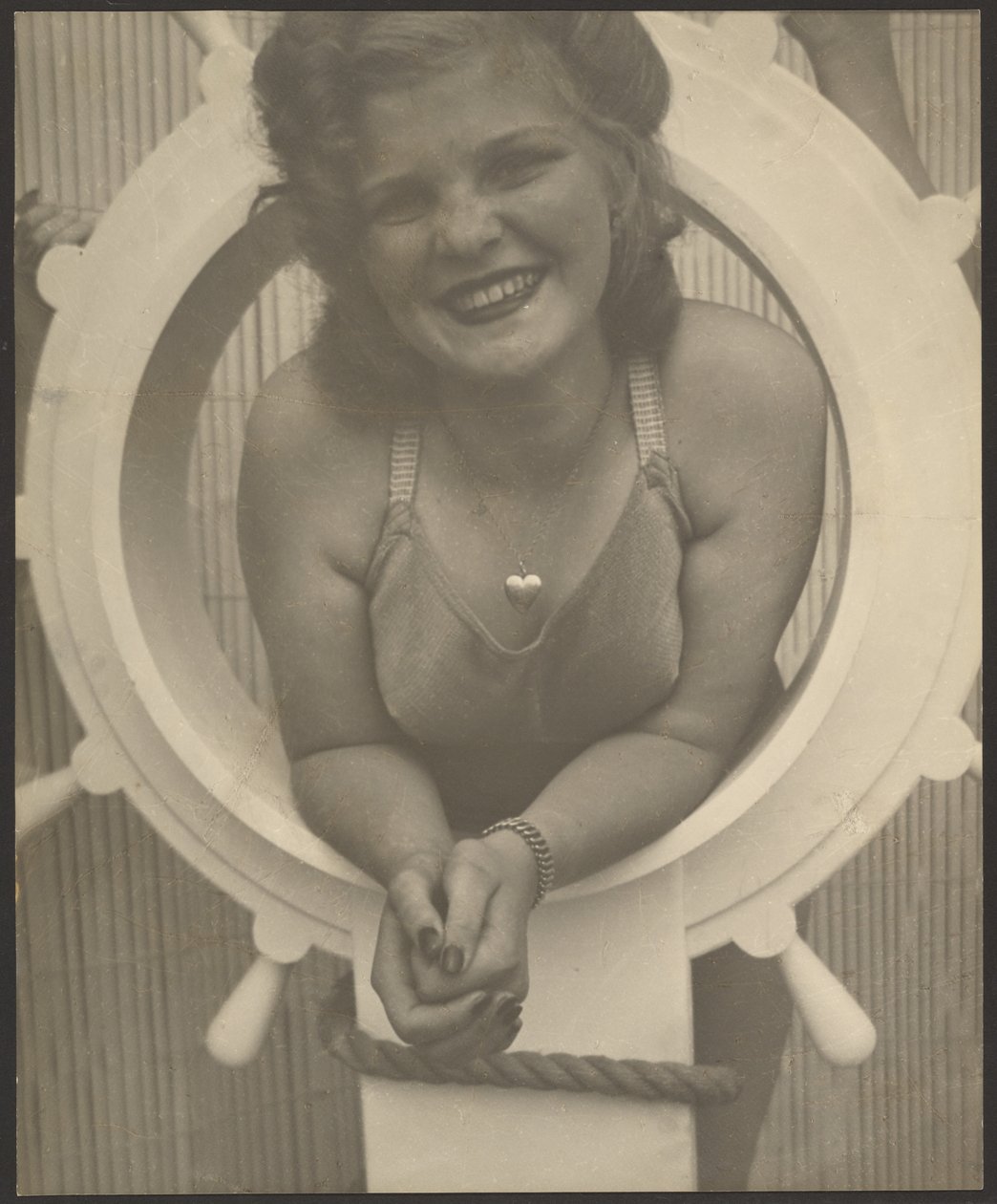 [Donna in posa al timone di una nave] da Louis Fleckenstein