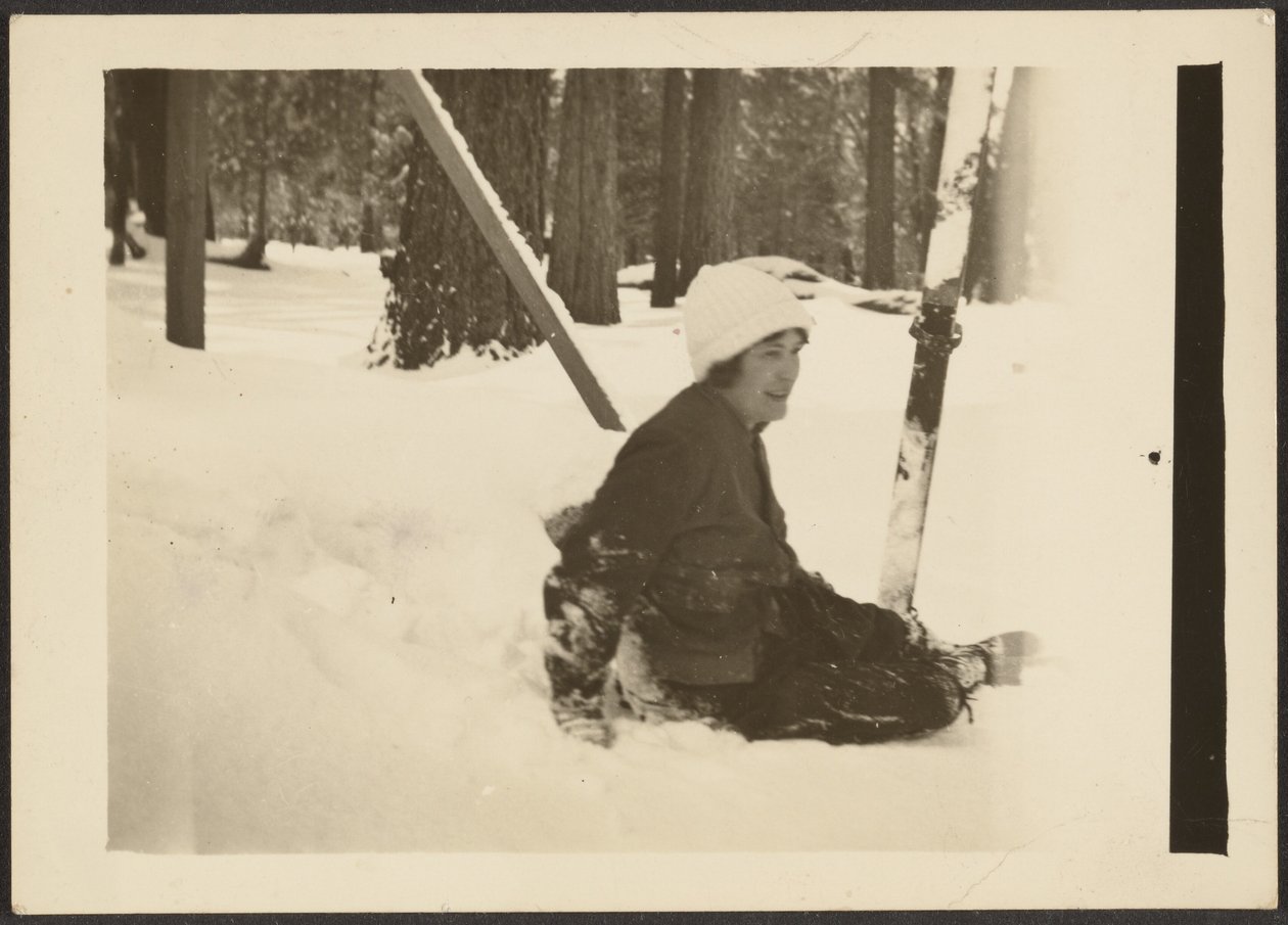 [Donna seduta sulla neve] da Louis Fleckenstein