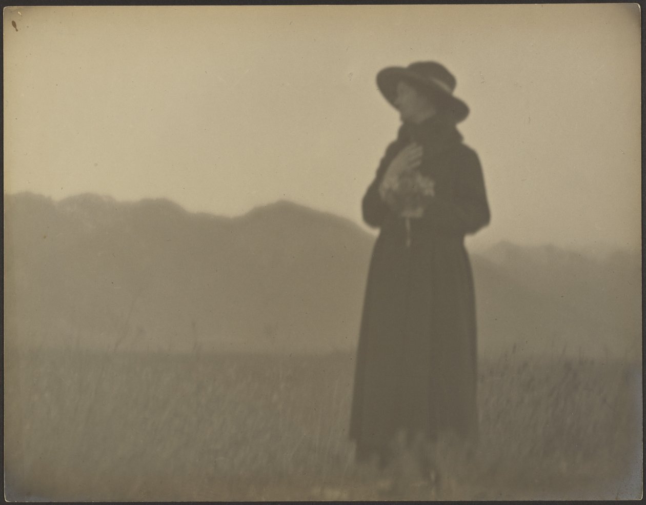 [Donna vestita di nero in un campo] da Louis Fleckenstein