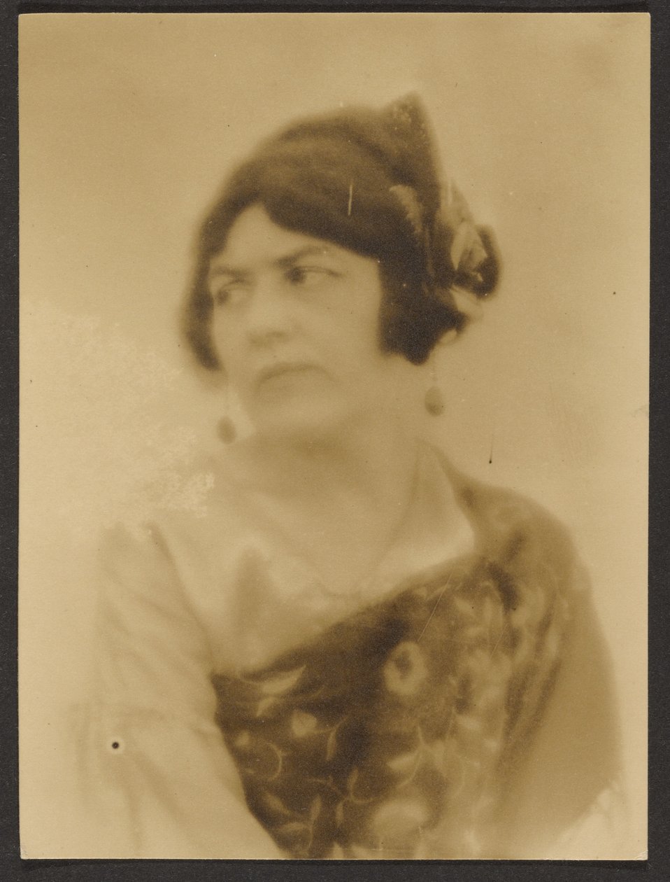 [Donna avvolta in una sciarpa] da Louis Fleckenstein