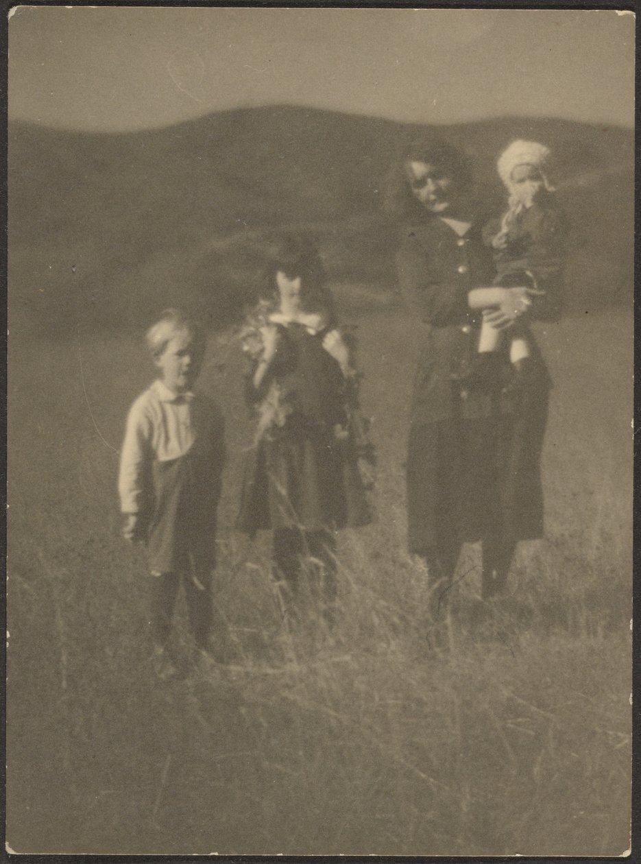 [Donna e tre bambini in un campo] da Louis Fleckenstein