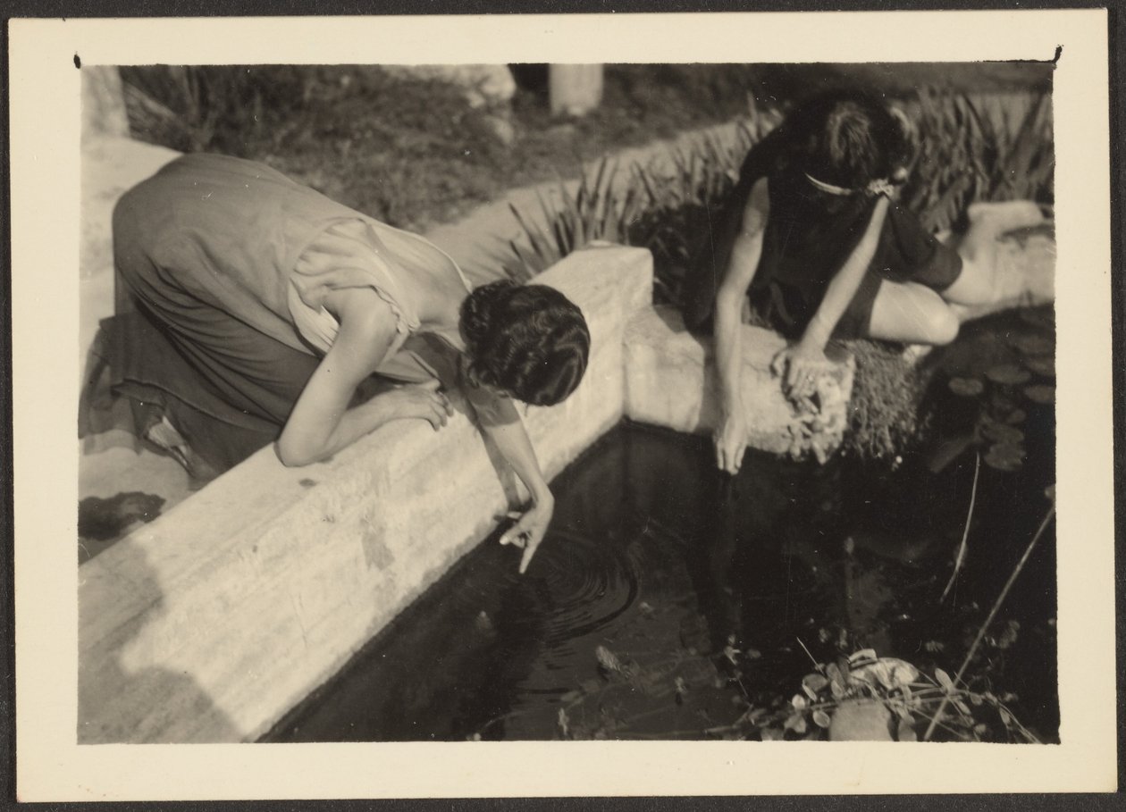 [Donna presso uno stagno in giardino] da Louis Fleckenstein