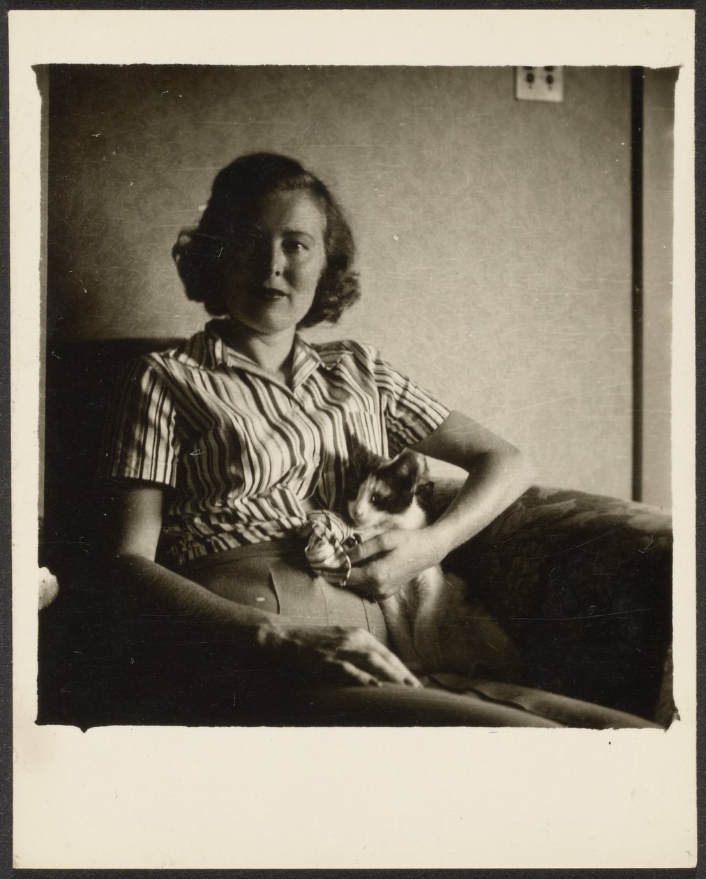[Donna su una sedia con un gatto] da Louis Fleckenstein